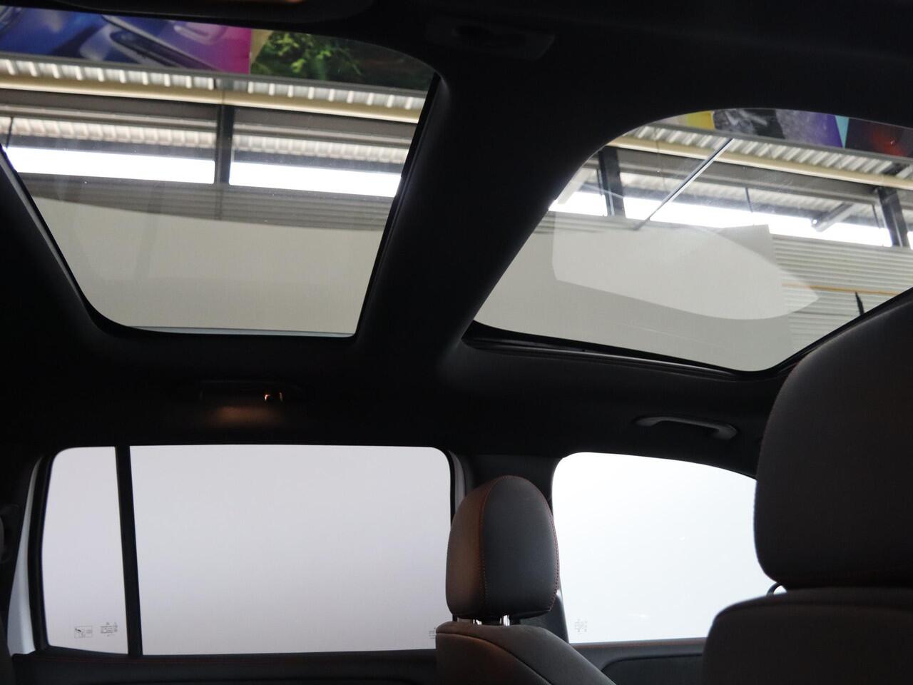 Mercedes-Benz EQB 250+ Business Solution AMG 71 kWh | Panoramadak | Trekhaak | Burmester | Memory stoelen | Head-up display | Sfeerverlichting | Winter pakket |