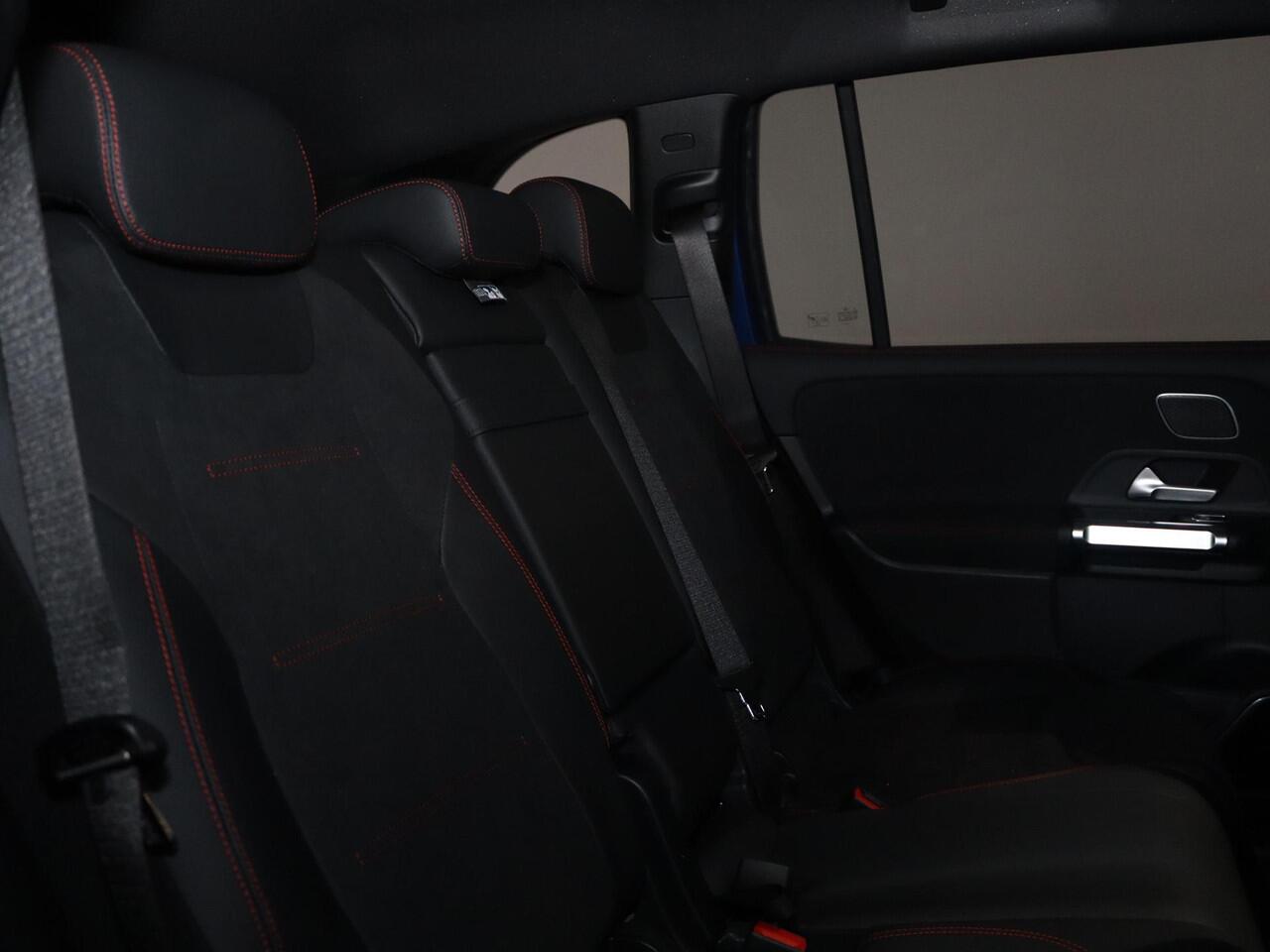 Mercedes-Benz EQB 250+ AMG Line 71 kWh | Premium Pakket | Rij-assistentiepakket | Nightpakket | Winterpakket | Panorama-schuifdak | Verstelbare Demping |