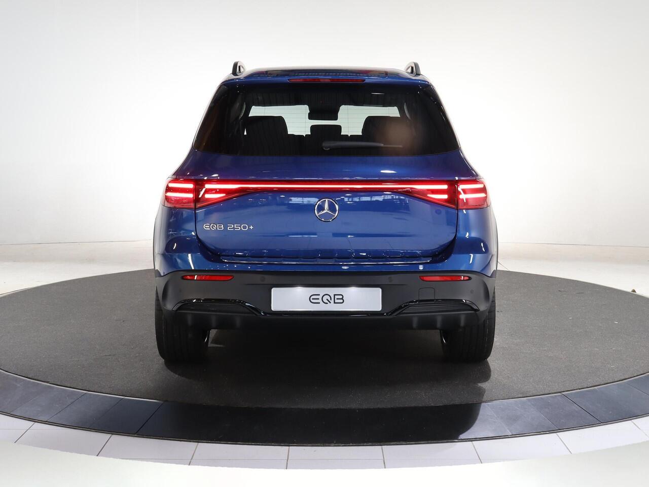 Mercedes-Benz EQB 250+ AMG Line 71 kWh | Premium Pakket | Rij-assistentiepakket | Nightpakket | Winterpakket | Panorama-schuifdak | Verstelbare Demping |