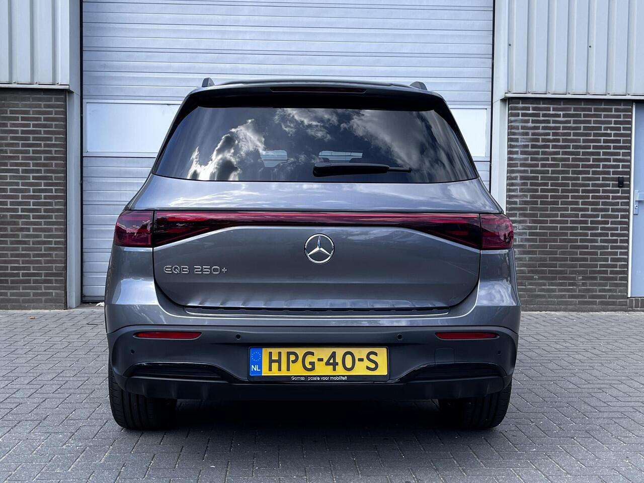 Mercedes-Benz EQB 250+ Business Solution AMG | Panoramadak | Night Pakket | Burmester Surround Sound | 360° Camera | Head-up Display | Dodehoekassistent | Elektrisch Verstelbare Stoelen + Memory | Stoelverwarming | Sfeerverlichting | Apple CarPlay | Android Auto