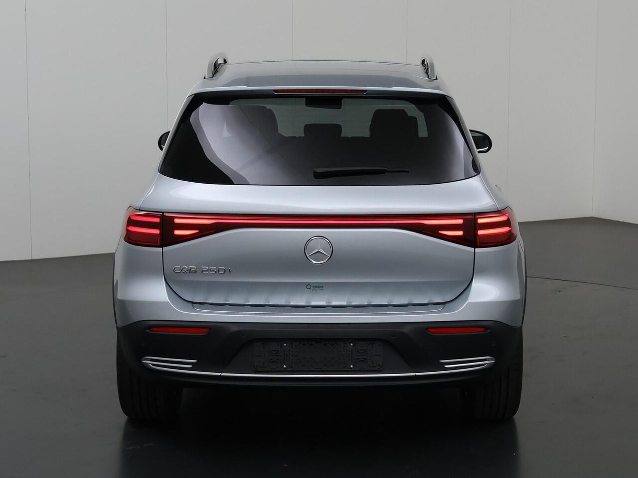 Mercedes-Benz EQB 250+ Luxury Line 71 kWh | 7-Pers | Panoramaschuifdak | Winter-pakket | Elektrisch verstelbare stoelen | 360 graden camera |