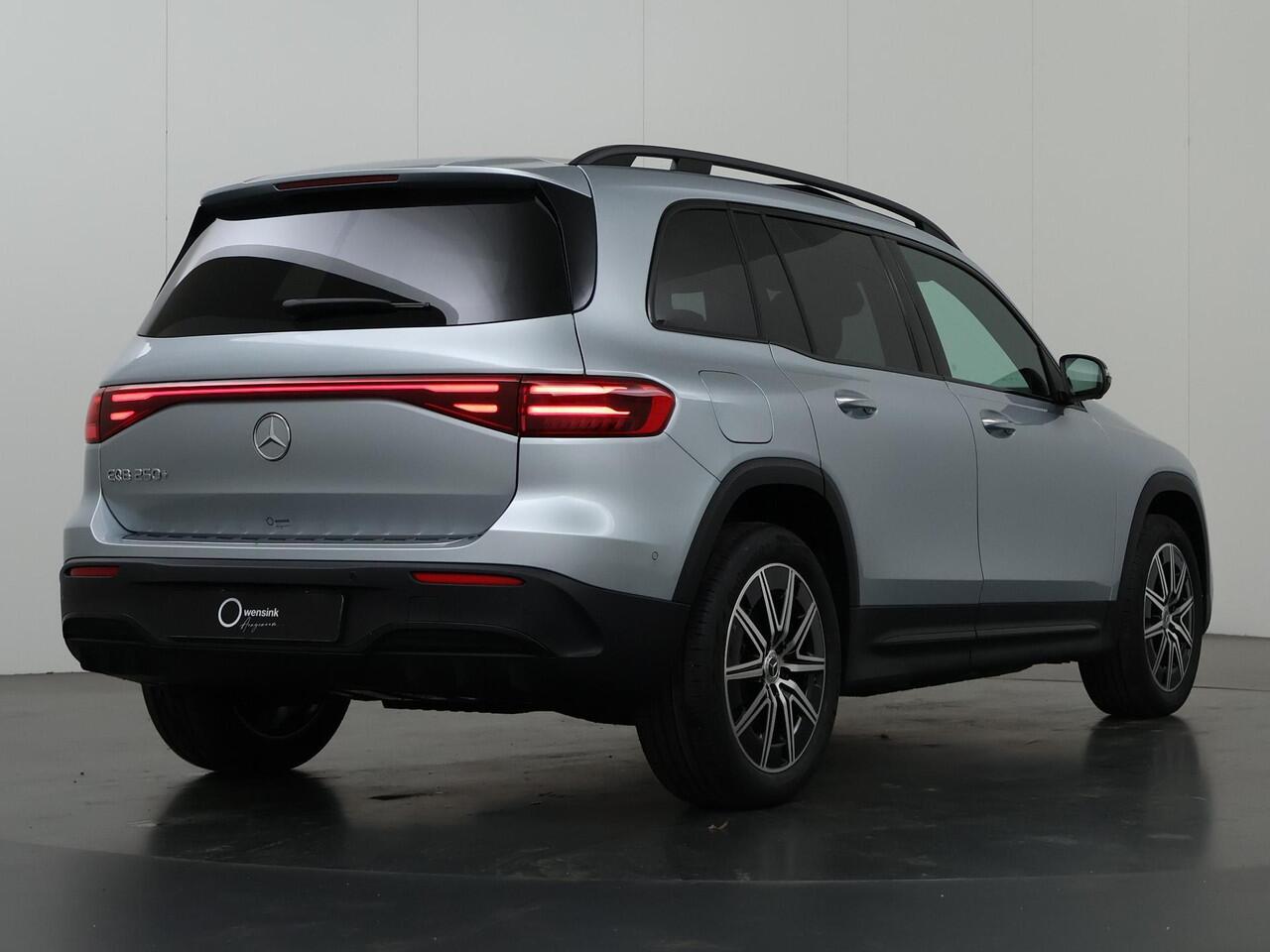 Mercedes-Benz EQB 250+ AMG Line 71 kWh | Panoramaschuifdak | Head-up display | Burmester | 360 graden camera |