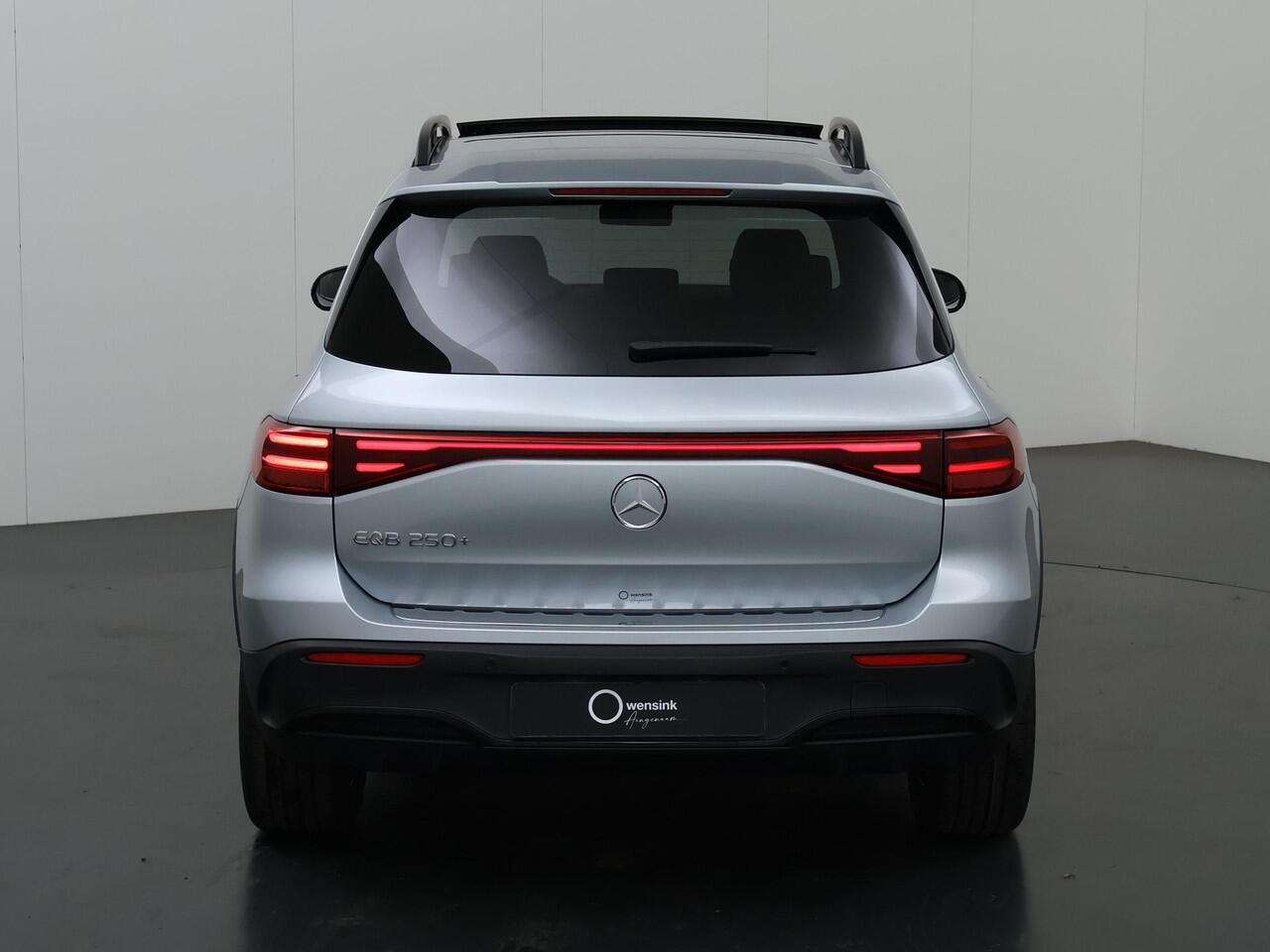 Mercedes-Benz EQB 250+ AMG Line 71 kWh | Panoramaschuifdak | Head-up display | Burmester | 360 graden camera |