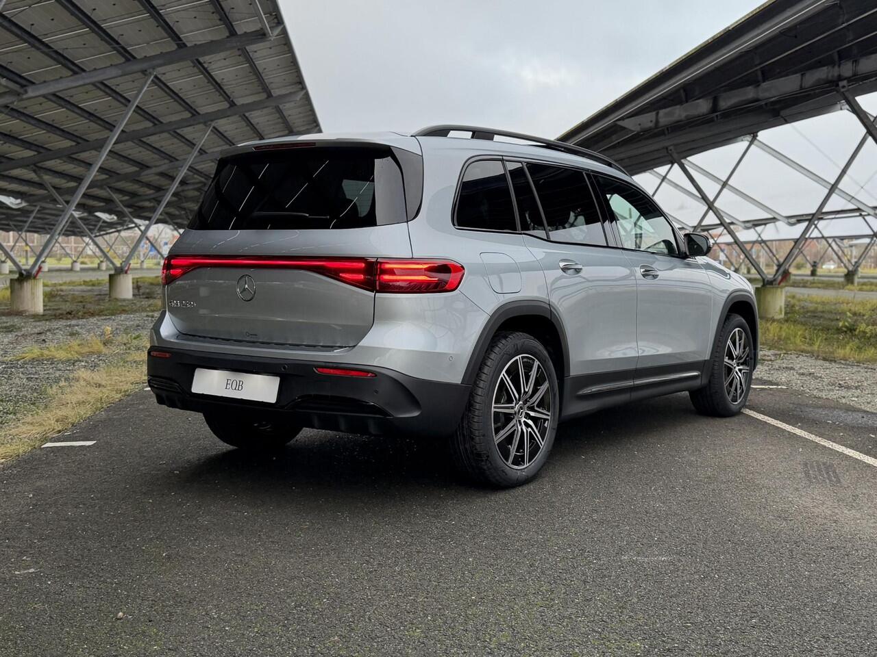 Mercedes-Benz EQB 250+ Business Solution AMG 71 kWh | Night | Panoramadak | Burmester | Memory stoelen | 360 camera | Sfeerverlichting |