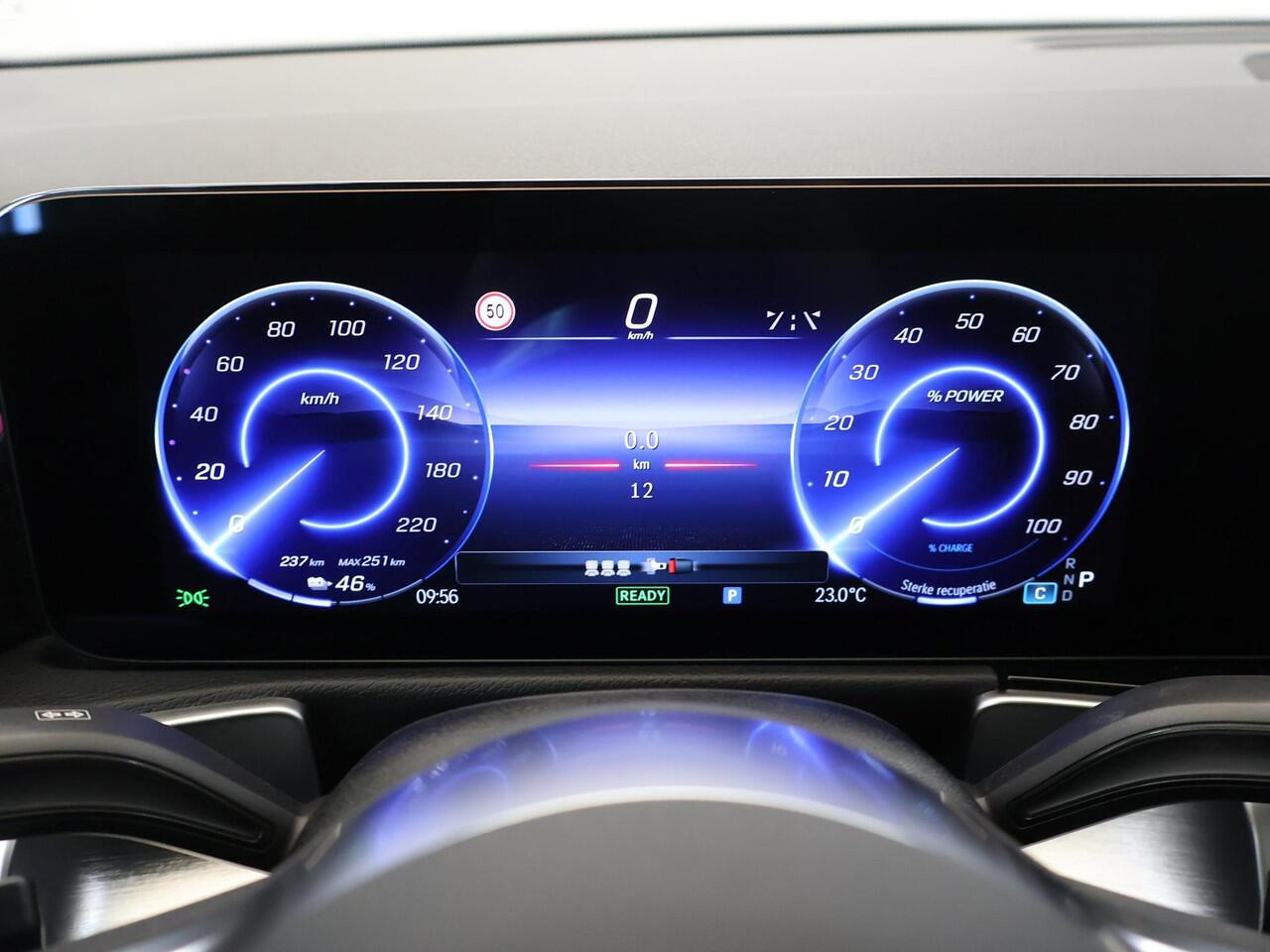 Mercedes-Benz EQB 250+ Luxury Line 71 kWh | Panoramadak | Winter Pakket | Car Play | Sfeerverlichting |