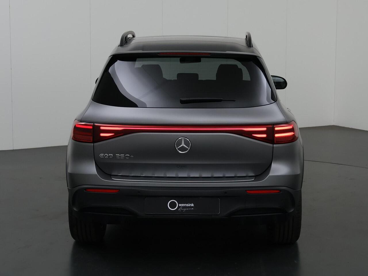 Mercedes-Benz EQB 250+ AMG Line 71 kWh | Night | Panoramadak | Sfeerverlichting | Stoelverwarming | 360 camera |