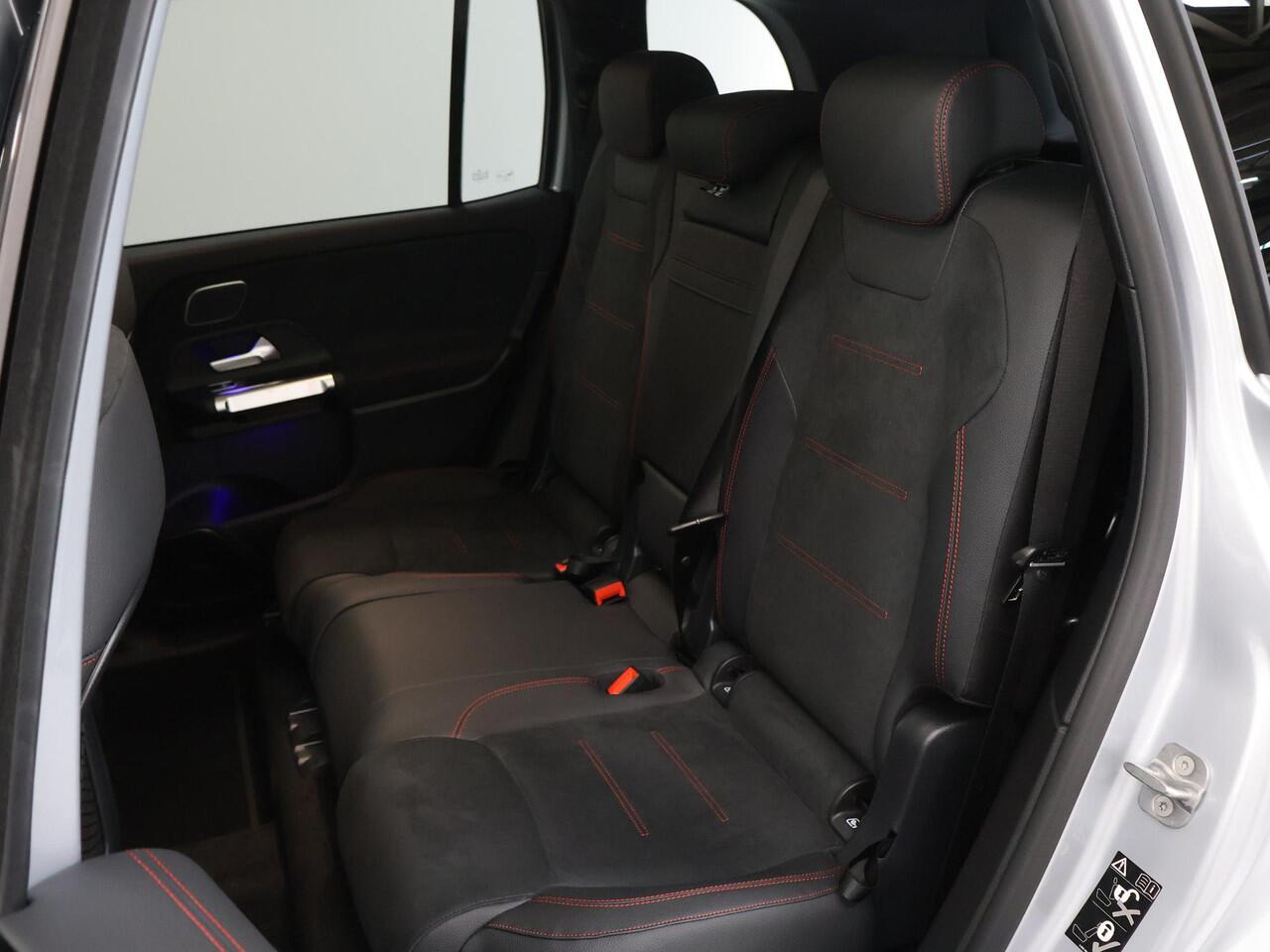 Mercedes-Benz EQB 250+ Business Solution AMG 71 kWh | Panoramaschuifdak | Dodehoekassistent | Led-Koplampen | Head-Up | Burmester |