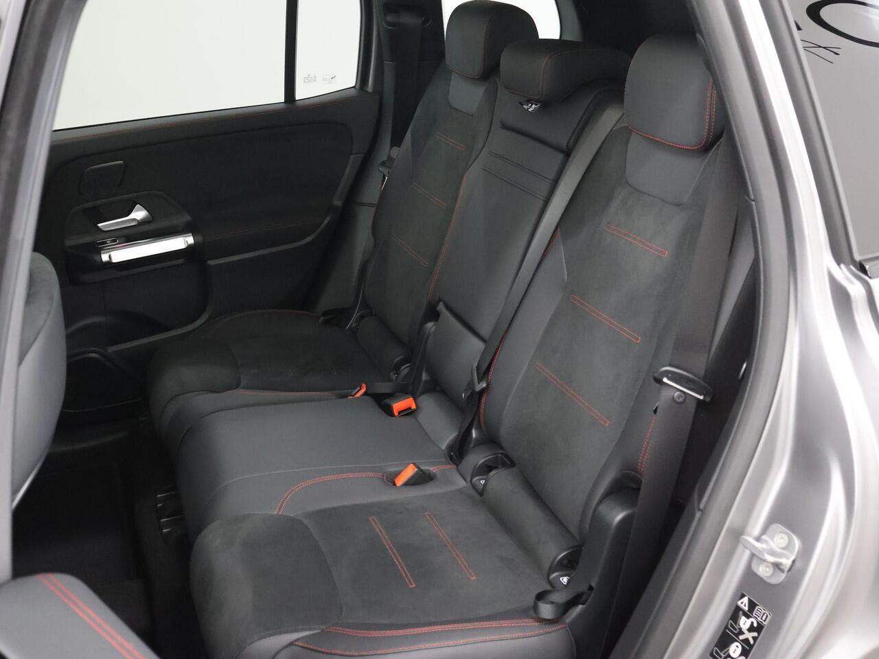 Mercedes-Benz EQB 250+ AMG Line 71 kWh | Panoramaschuifdak | Trekhaak | 360°-camera | Dodehoekassistent | Stoelverwarming voor |