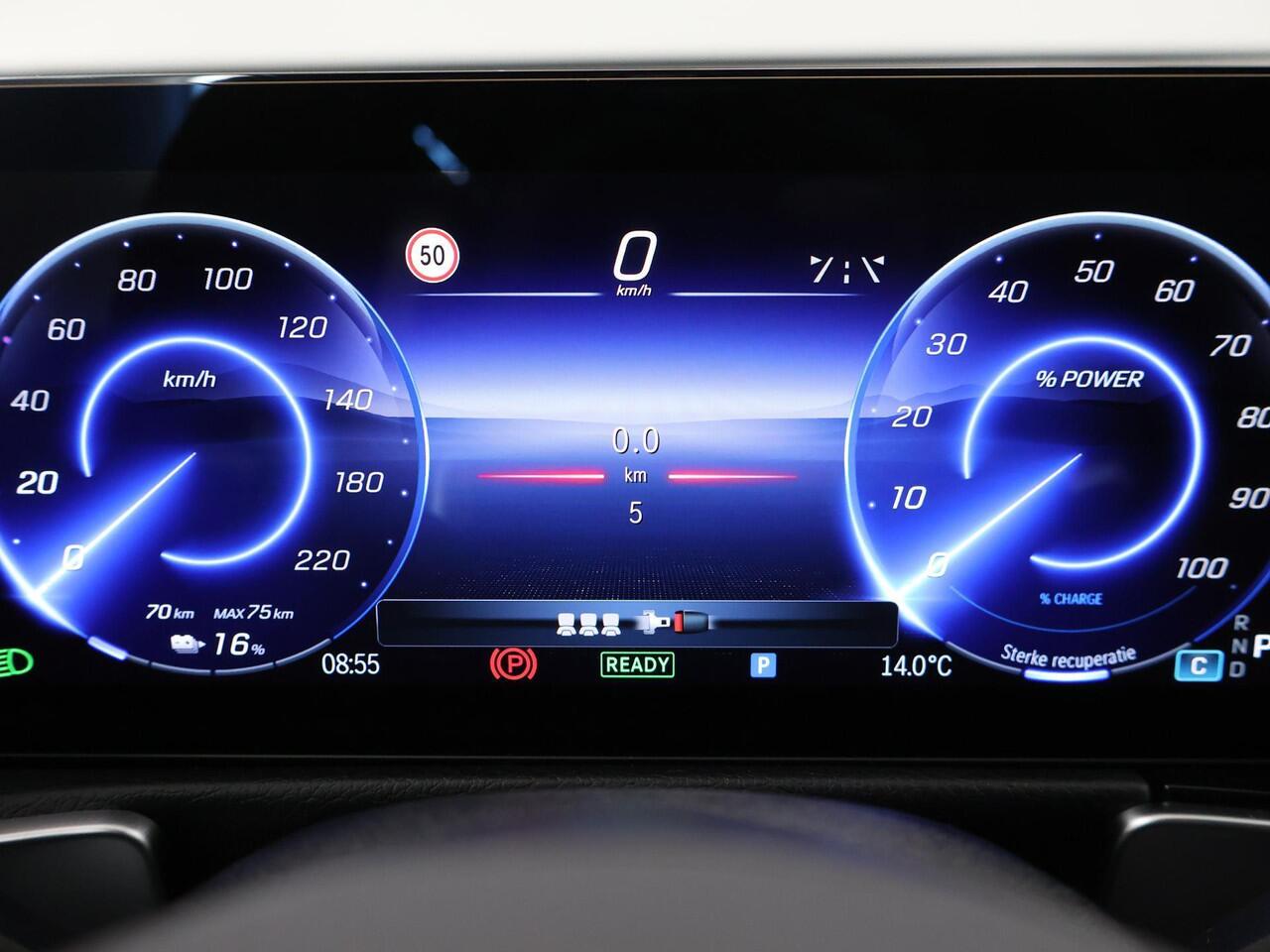 Mercedes-Benz EQB 250+ AMG Line 71 kWh | Panoramaschuifdak | Trekhaak | 360°-camera | Dodehoekassistent | Stoelverwarming voor |