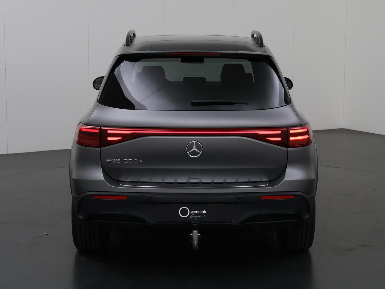 Mercedes-Benz EQB 250+ AMG Line 71 kWh | Panoramaschuifdak | Trekhaak | 360°-camera | Dodehoekassistent | Stoelverwarming voor |