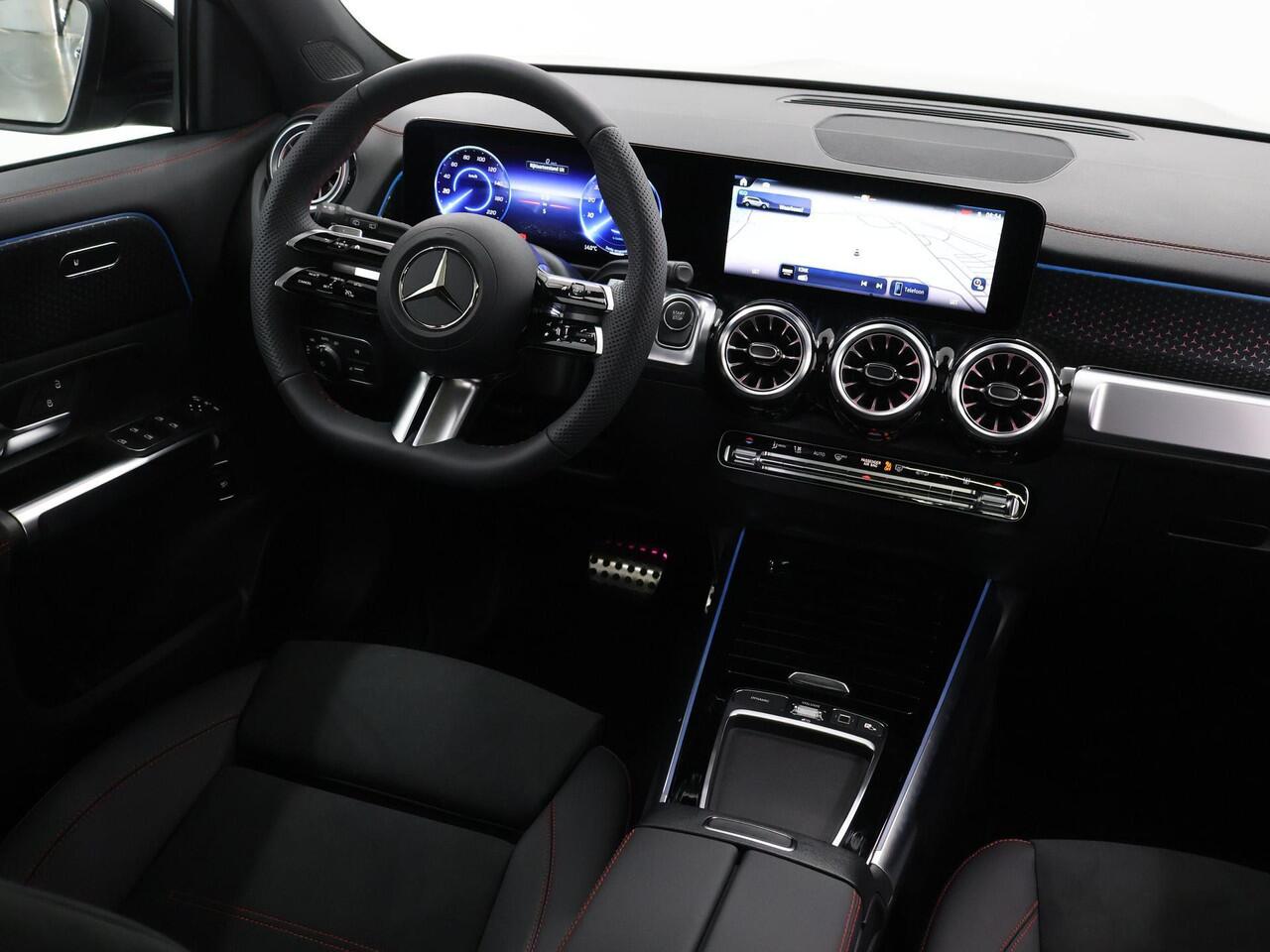 Mercedes-Benz EQB 250+ AMG Line 71 kWh | Panoramaschuifdak | Trekhaak | 360°-camera | Dodehoekassistent | Stoelverwarming voor |