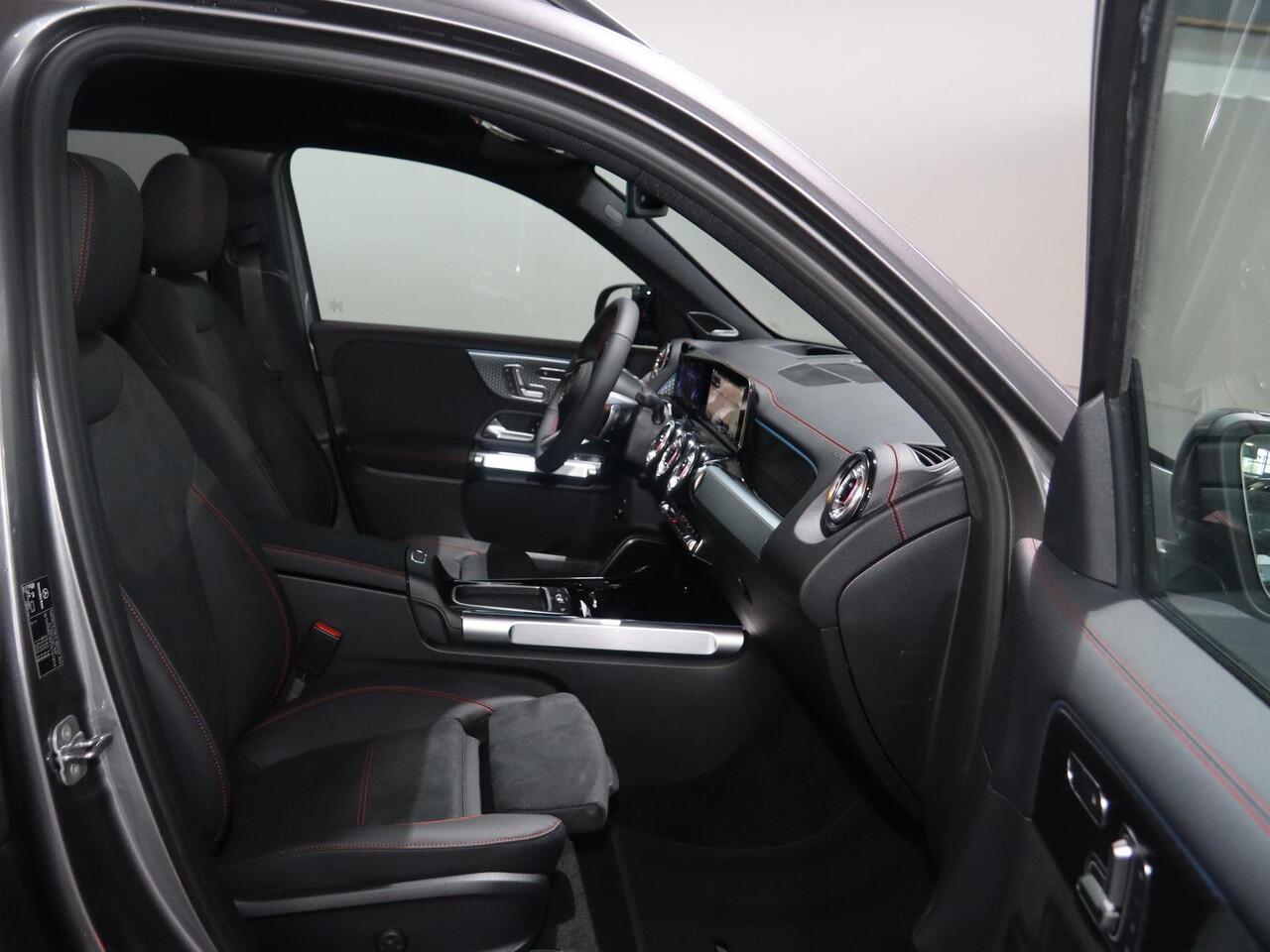 Mercedes-Benz EQB 250+ Business Solution AMG 71 kWh | Panoramaschuifdak | Dodehoekassistent | Led-Koplampen | Head-Up | Burmester |