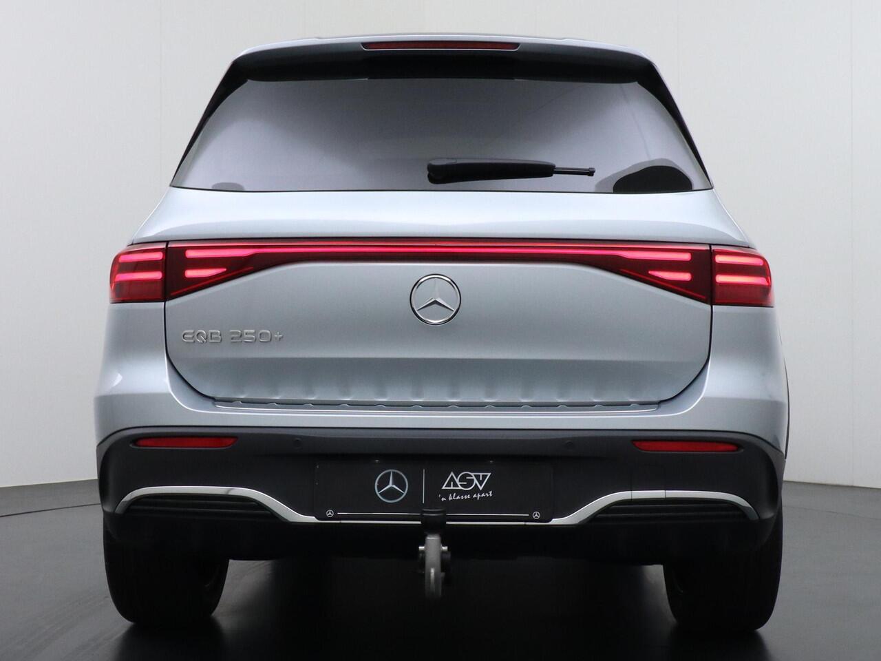 Mercedes-Benz EQB 250+ Business Solution AMG 71 kWh Accu | Memorystoelen | Apple Carplay & Android Auto | Panorama - Schuifdak | Head-Up Display | 360° Camera | Trekhaak Wegklapbaar | Burmester Surround Sound