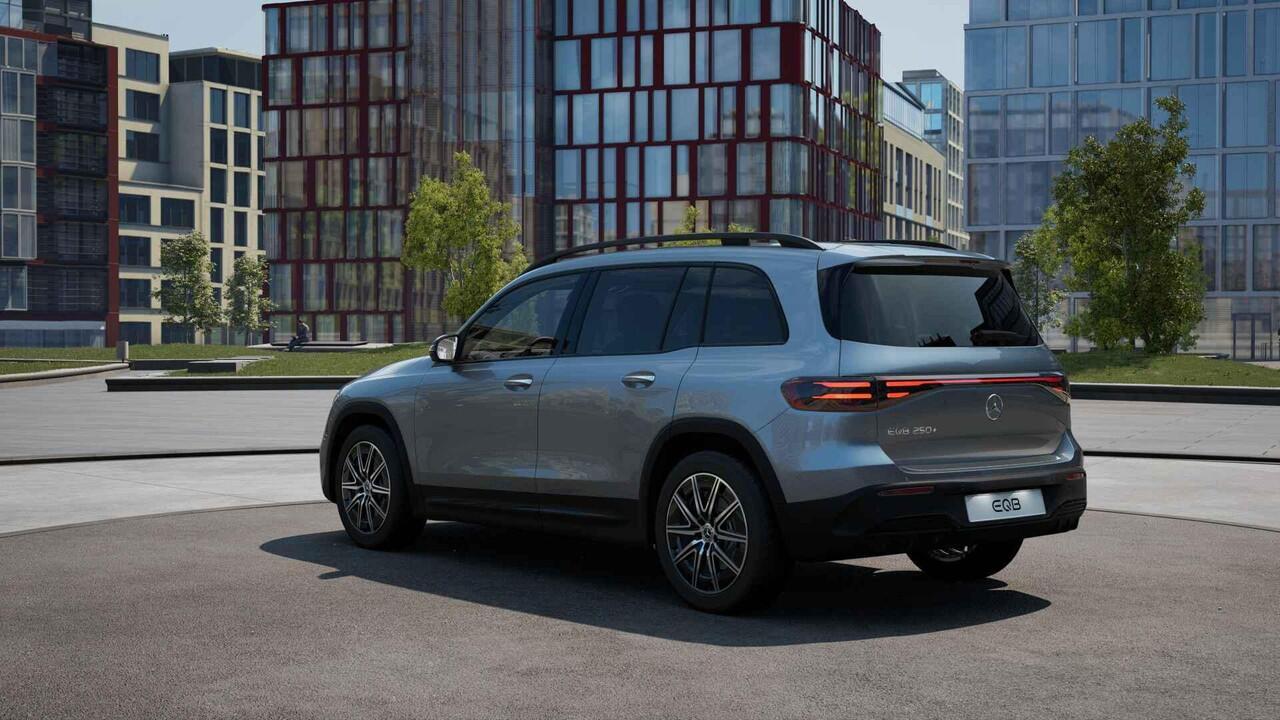 Mercedes-Benz EQB 250+ Business Solution AMG 71 kWh | Panoramaschuifdak | Dodehoekassistent | Led-Koplampen | Head-Up | Burmester |