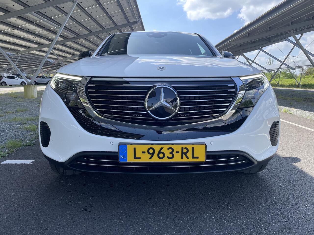 Mercedes-Benz EQC 400 4MATIC Premium Plus 80 kWh | Schuifdak | Sfeerverlichting | Rijassistentiepakket | Stoel/stuurverwarming | Parkeercamera |