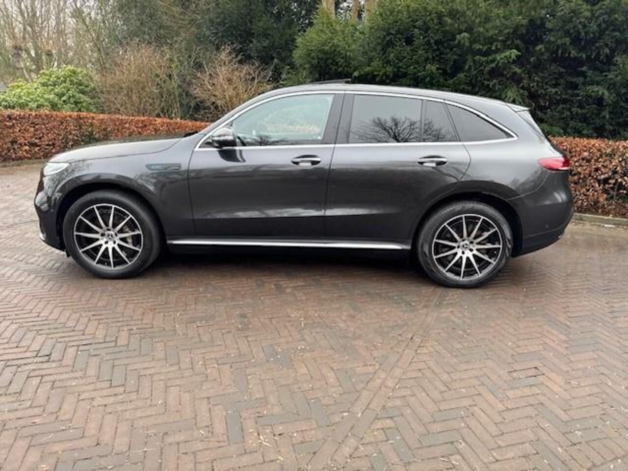 Mercedes-Benz EQC 400 4MATIC 80KWH BUSINESS SOLUTION AMG SOH 93,4% TREKHAAK/SCHUIF- KANTELDAK/LEER/LED/HUP/360CAM/ACARPLAY/FABRIEKSGARANTIE