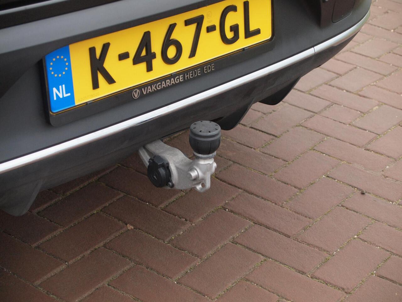 Mercedes-Benz EQC 400 4MATIC Business Solution AMG 80 kWh | SOH 95% | Panoramadak | Trekhaak | Sfeerverlichting | Camera |