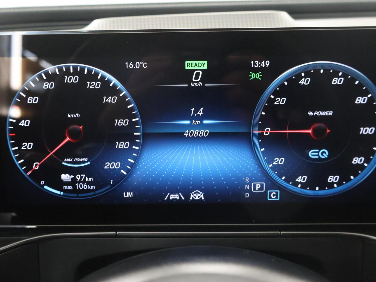 Mercedes-Benz EQC 400 4MATIC AMG Line 80 kWh | Schuif/kanteldak | Rijassistentiepakket | Treeplanken | Trekhaak | Memory | Headup |