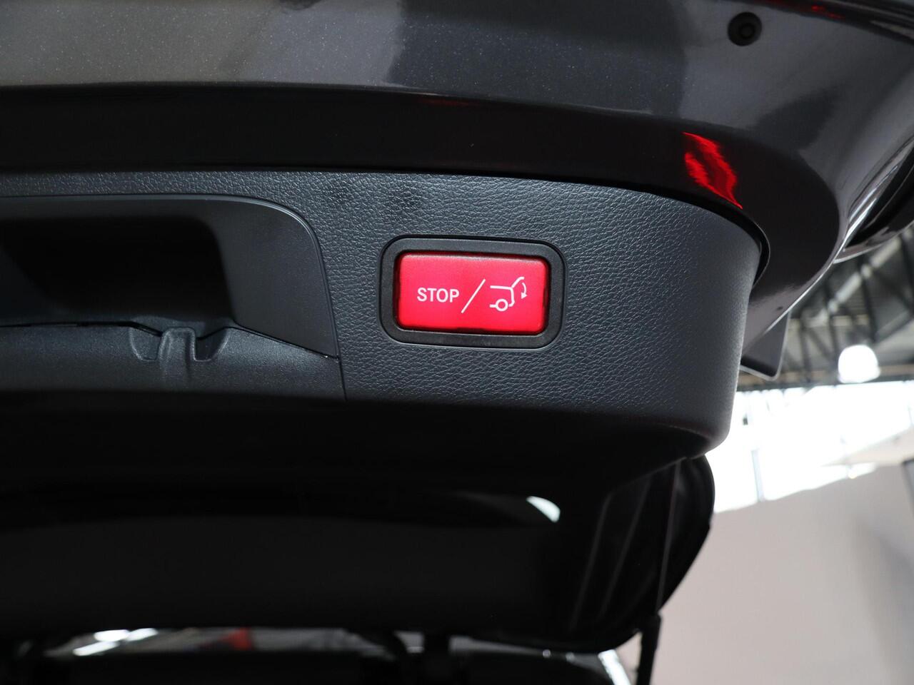 Mercedes-Benz EQC 400 4MATIC Luxury Line 80 kWh | AMG | Trekhaak | Schuif/kanteldak | 19" multispaaks velgen | Multibeam |