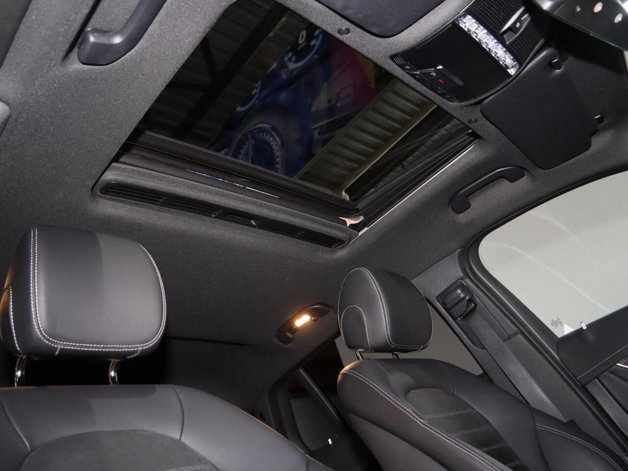 Mercedes-Benz EQC 400 4MATIC Luxury Line 80 kWh | AMG | Trekhaak | Schuif/kanteldak | 19" multispaaks velgen | Multibeam |