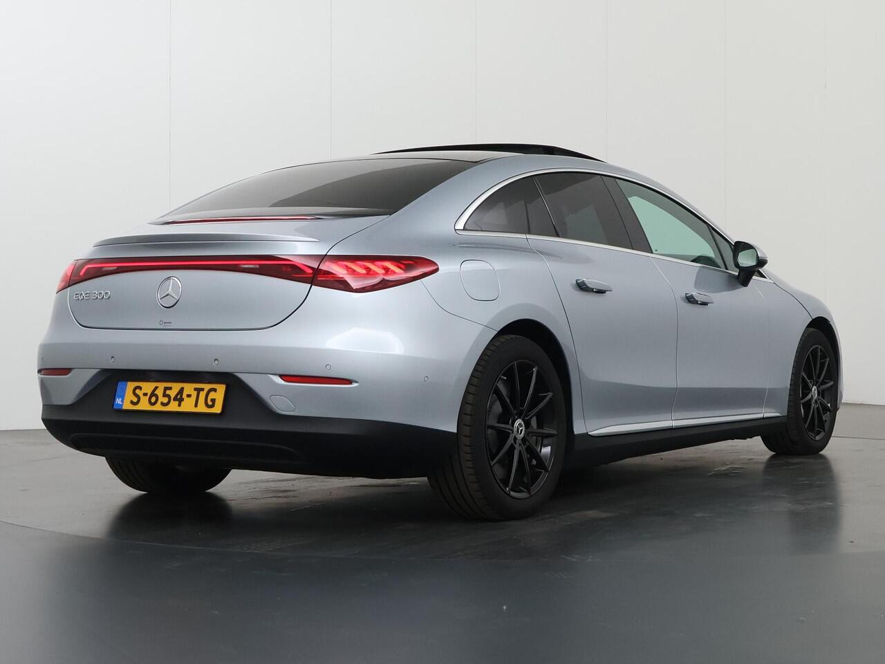 Mercedes-Benz EQE 300 Business Line 89 kWh | Panoramadak | Achteruitrijcamera | 19" lichtmetalen velgen | Stoelverwarming | Sfeerverlichting