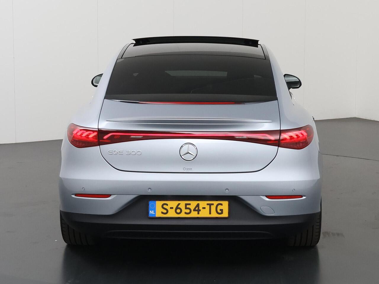 Mercedes-Benz EQE 300 Business Line 89 kWh | Panoramadak | Achteruitrijcamera | 19" lichtmetalen velgen | Stoelverwarming | Sfeerverlichting
