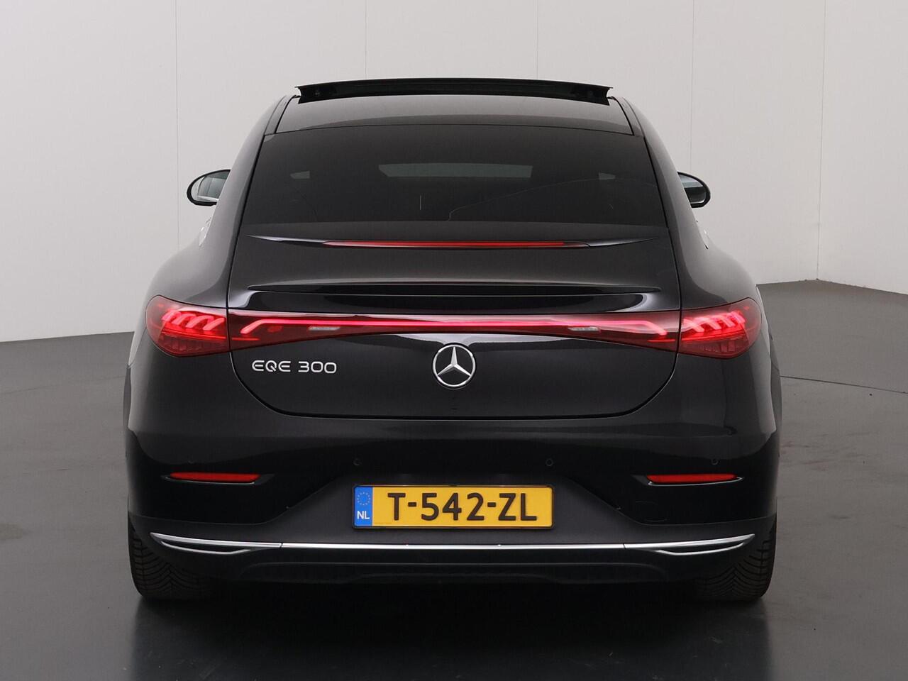 Mercedes-Benz EQE 300 Business Edition 89 kWh | Panoramadak | Achteruitrijcamera | Stoelverwarming |