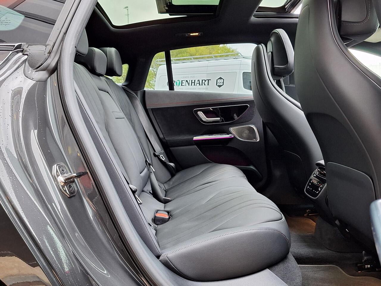 Mercedes-Benz EQE 300 | Panoramadak | Luchtvering | AMG Night | Premium PLUS | Nightpakket | Panoramadak | Luchtvering | Head-up Display | 360° Camera | Sfeerverlichting | Burmester® 3D | Rijassistentiepakket Plus | Memorystoelen Verwarmd | Sfeerverlichting | Apple & Andro