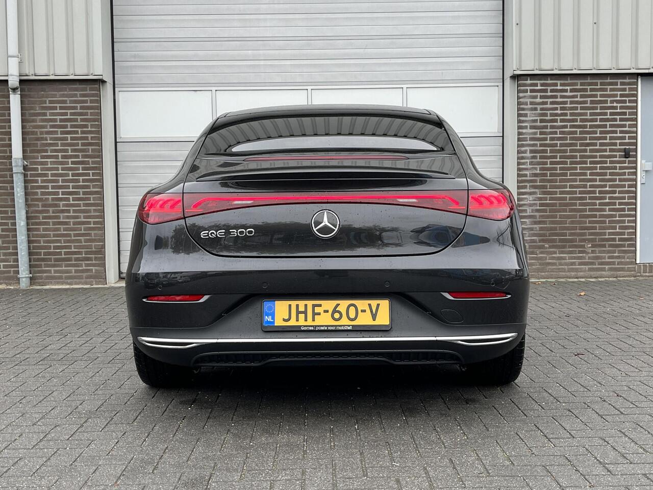 Mercedes-Benz EQE 300 Business Edition | Panoramadak | Plus Pakket | DISTRONIC Afstandsassistent | Dodehoekassistent | Donkergetint Glas Achter | Apple CarPlay | Android Auto | Elektrisch Verstelbare Stoelen + Memory | Stoelverwarming | Sfeerverlichting | Elektrisch Inkla