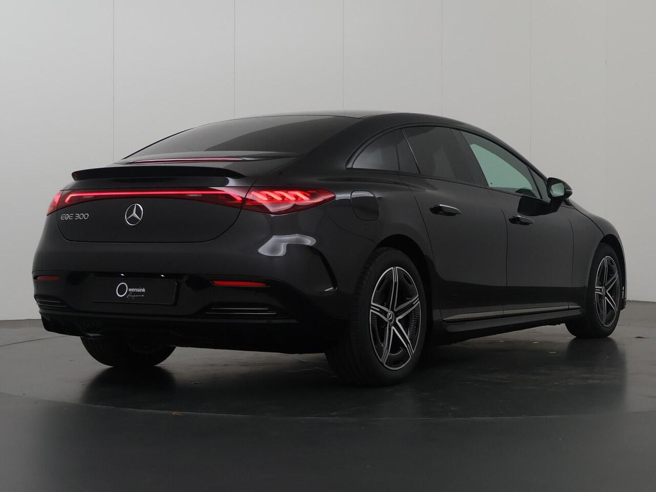 Mercedes-Benz EQE 300 Sport Edition AMG | AMG Pakket | Burmester | Panoramadak | Stuurverwarming | Elektrische stoelen met Memory | Trekhaak | Sfeerverlichting | Zitkenematica | Night Pakket |