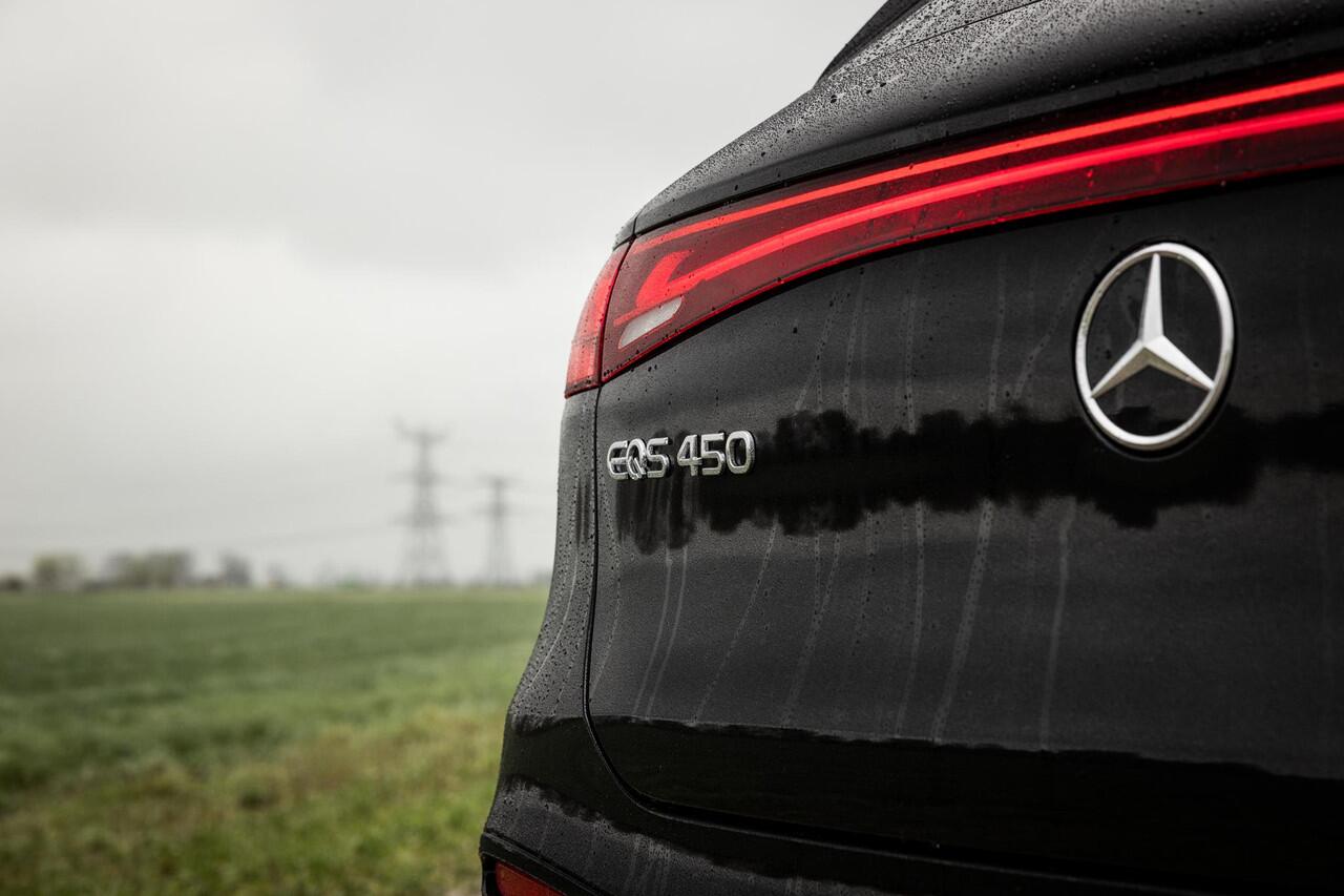 Mercedes-Benz EQS SUV 450 4MATIC 108 kWh AMG Line | Nieuwprijs ¤ 150.752 | Premium Plus Pakket | Panoramaschuifdak | Akoestiekcomfortpakket | Massagestoelen | Trekhaak | Softclose | Verwarmde Voorruit |