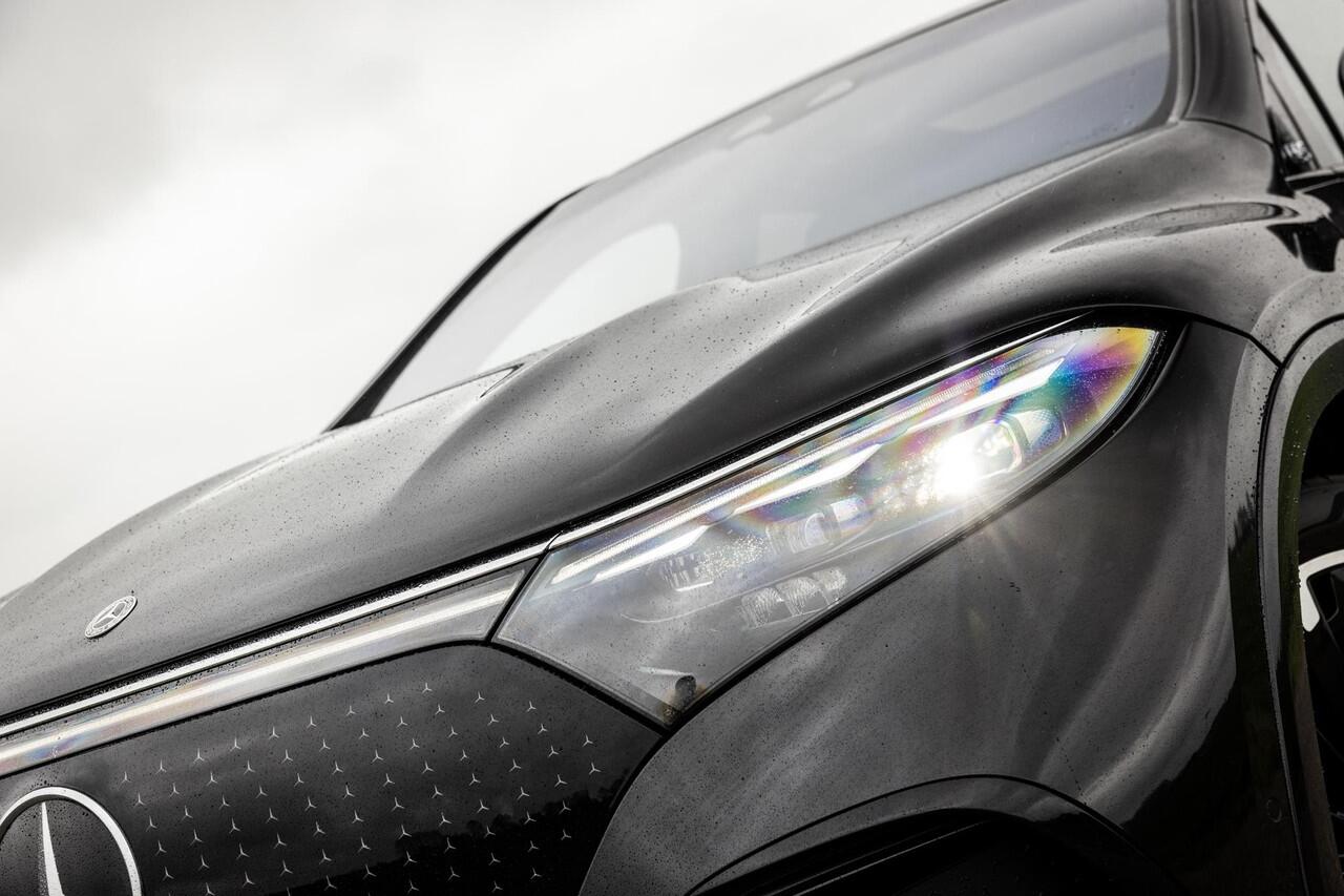 Mercedes-Benz EQS SUV 450 4MATIC 108 kWh AMG Line | Nieuwprijs ¤ 150.752 | Premium Plus Pakket | Panoramaschuifdak | Akoestiekcomfortpakket | Massagestoelen | Trekhaak | Softclose | Verwarmde Voorruit |