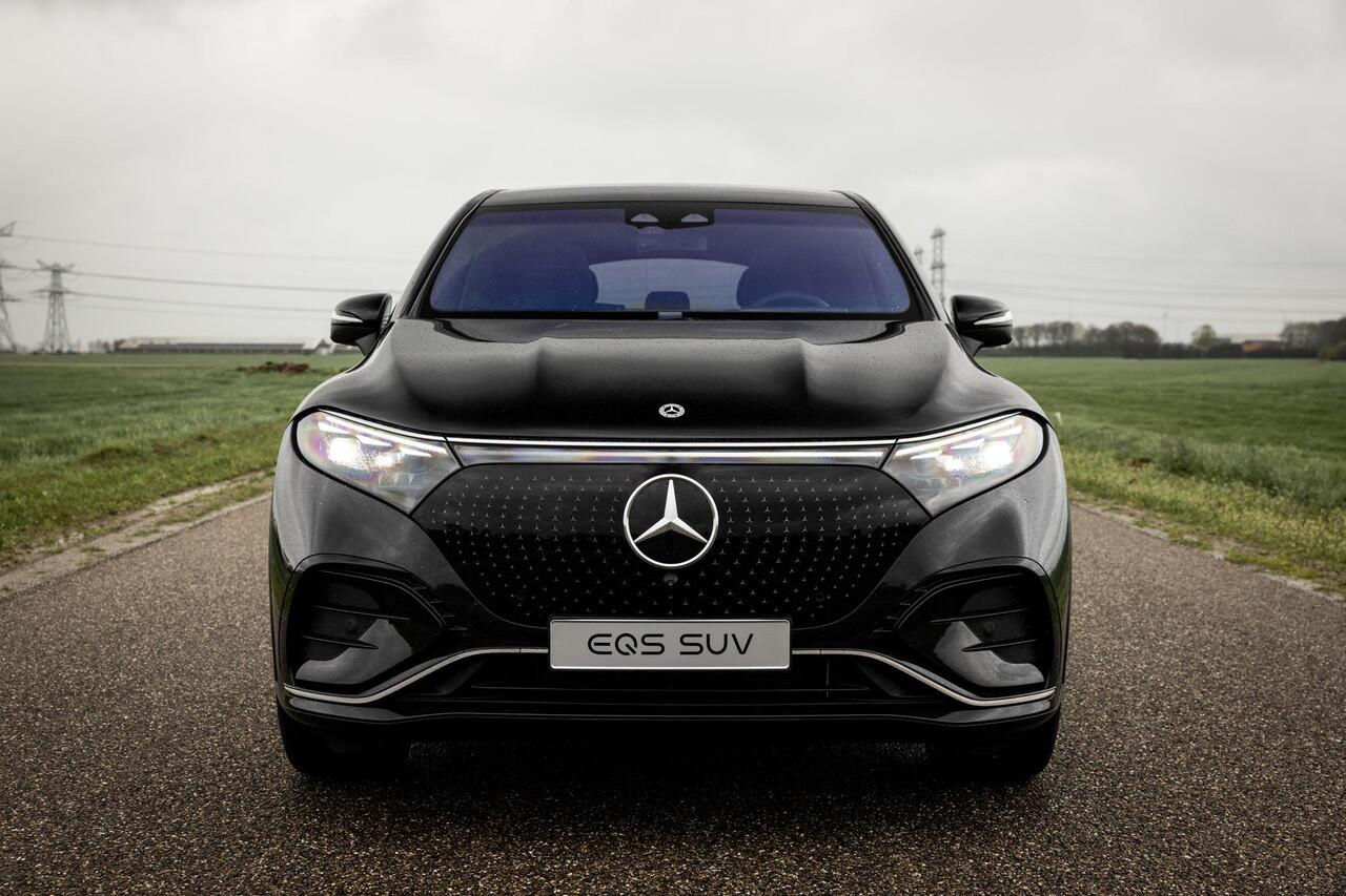 Mercedes-Benz EQS SUV 450 4MATIC 108 kWh AMG Line | Nieuwprijs ¤ 150.752 | Premium Plus Pakket | Panoramaschuifdak | Akoestiekcomfortpakket | Massagestoelen | Trekhaak | Softclose | Verwarmde Voorruit |