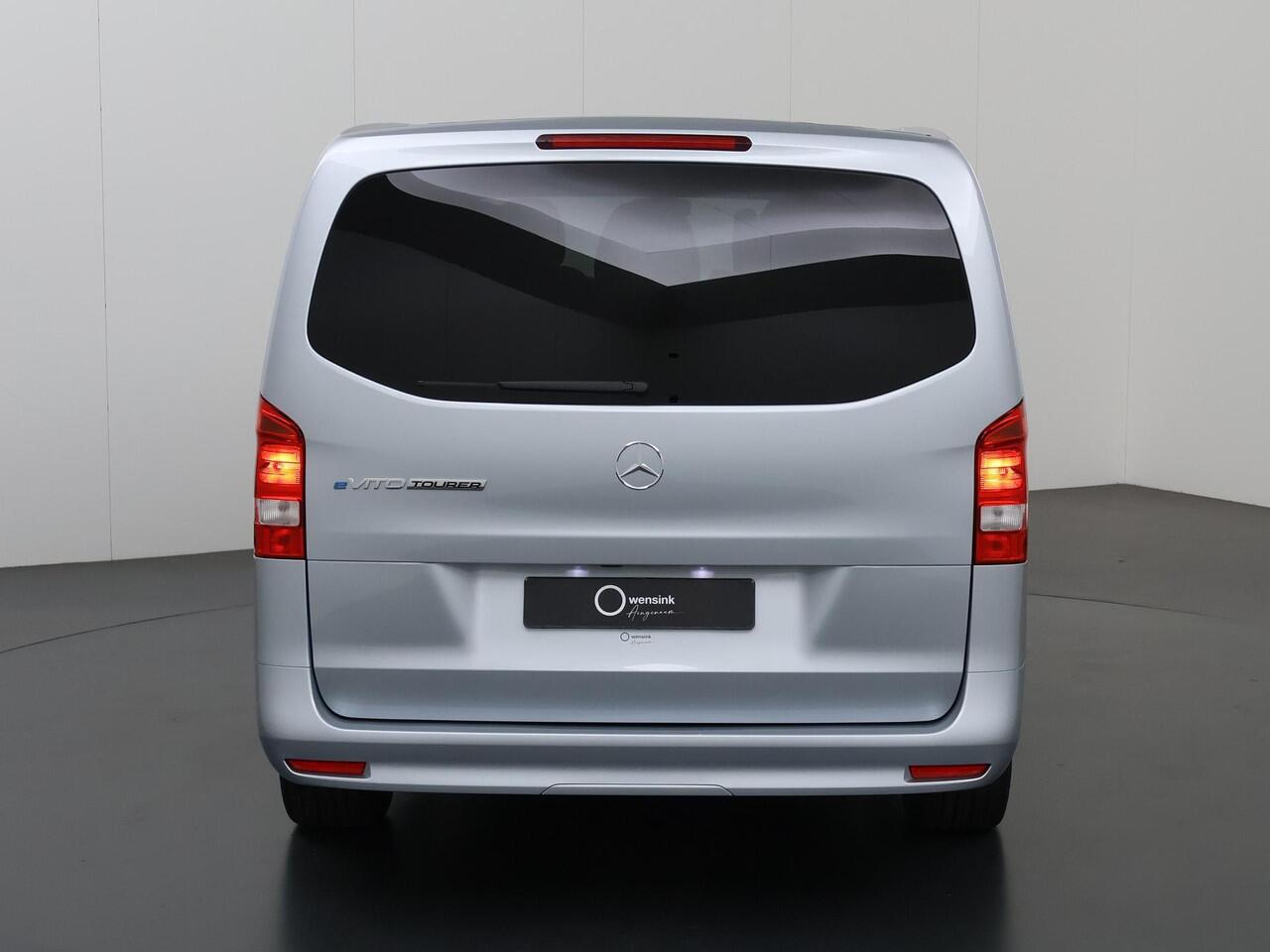 Mercedes-Benz EVITO TOURER 129 L2 PRO 90kWh | Snelladen 110 KWh | Achteruitrijcamera | Parkeerpakket | Comfortbestuurdersstoel | Dodehoekassistent | 8 Zitplaatsen | 360KM Range |