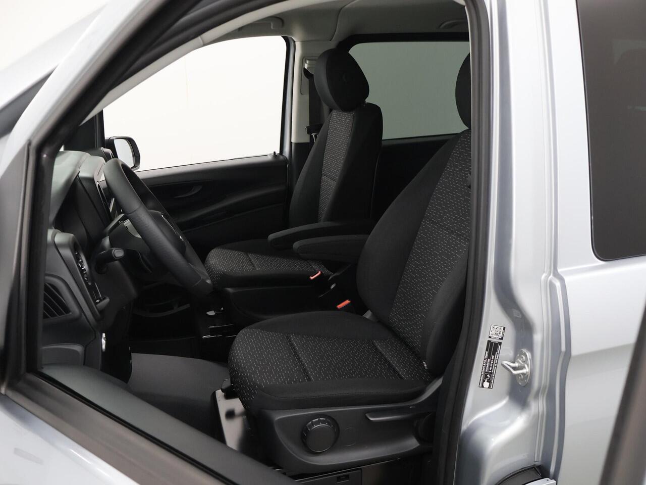 Mercedes-Benz EVITO TOURER 129 L2 PRO 90kWh | Snelladen 110 KWh | Achteruitrijcamera | Parkeerpakket | Comfortbestuurdersstoel | Dodehoekassistent | 8 Zitplaatsen | 360KM Range |