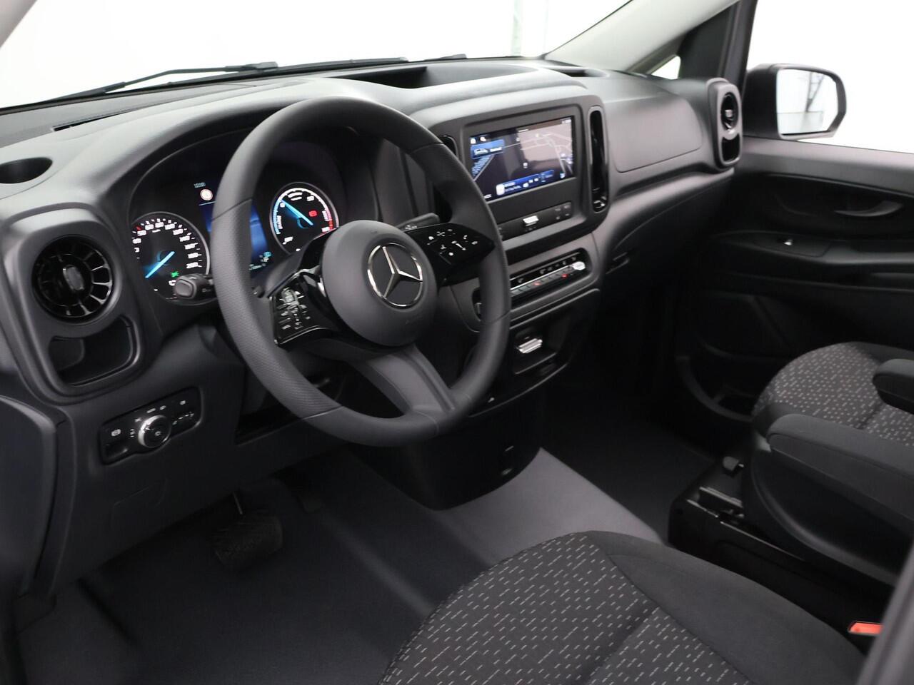 Mercedes-Benz EVITO TOURER 129 L2 PRO 90kWh | Snelladen 110 KWh | Achteruitrijcamera | Parkeerpakket | Comfortbestuurdersstoel | Dodehoekassistent | 8 Zitplaatsen | 360KM Range | KORTING ¤25.900,- !!!