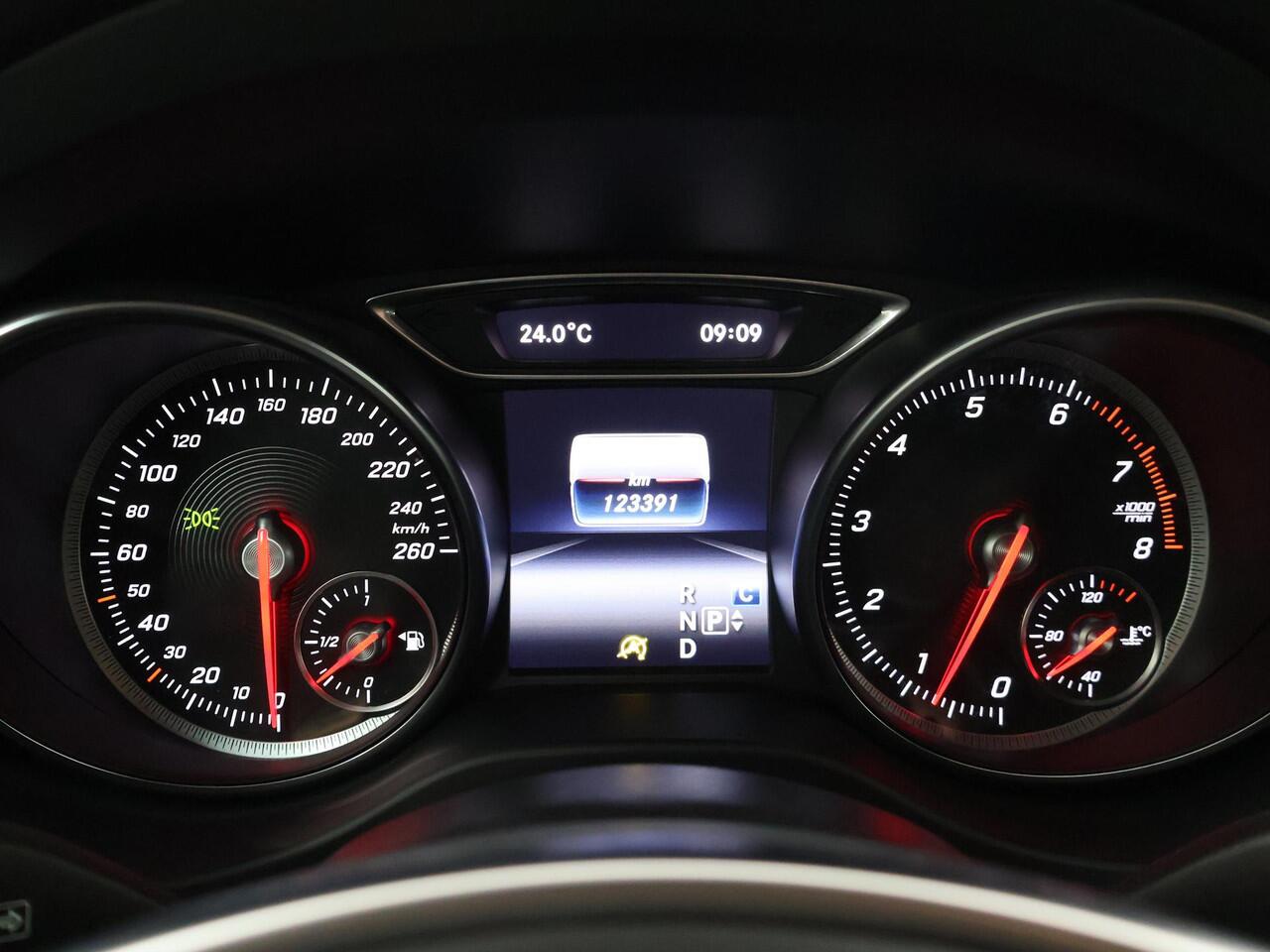 Mercedes-Benz GLA-KLASSE 180 Business Solution AMG | Night | Keyless | Achteruitrijcamera | Stoelverwarming |