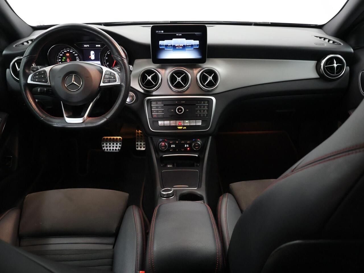 Mercedes-Benz GLA-KLASSE 180 Business Solution AMG | Night | Keyless | Achteruitrijcamera | Stoelverwarming |