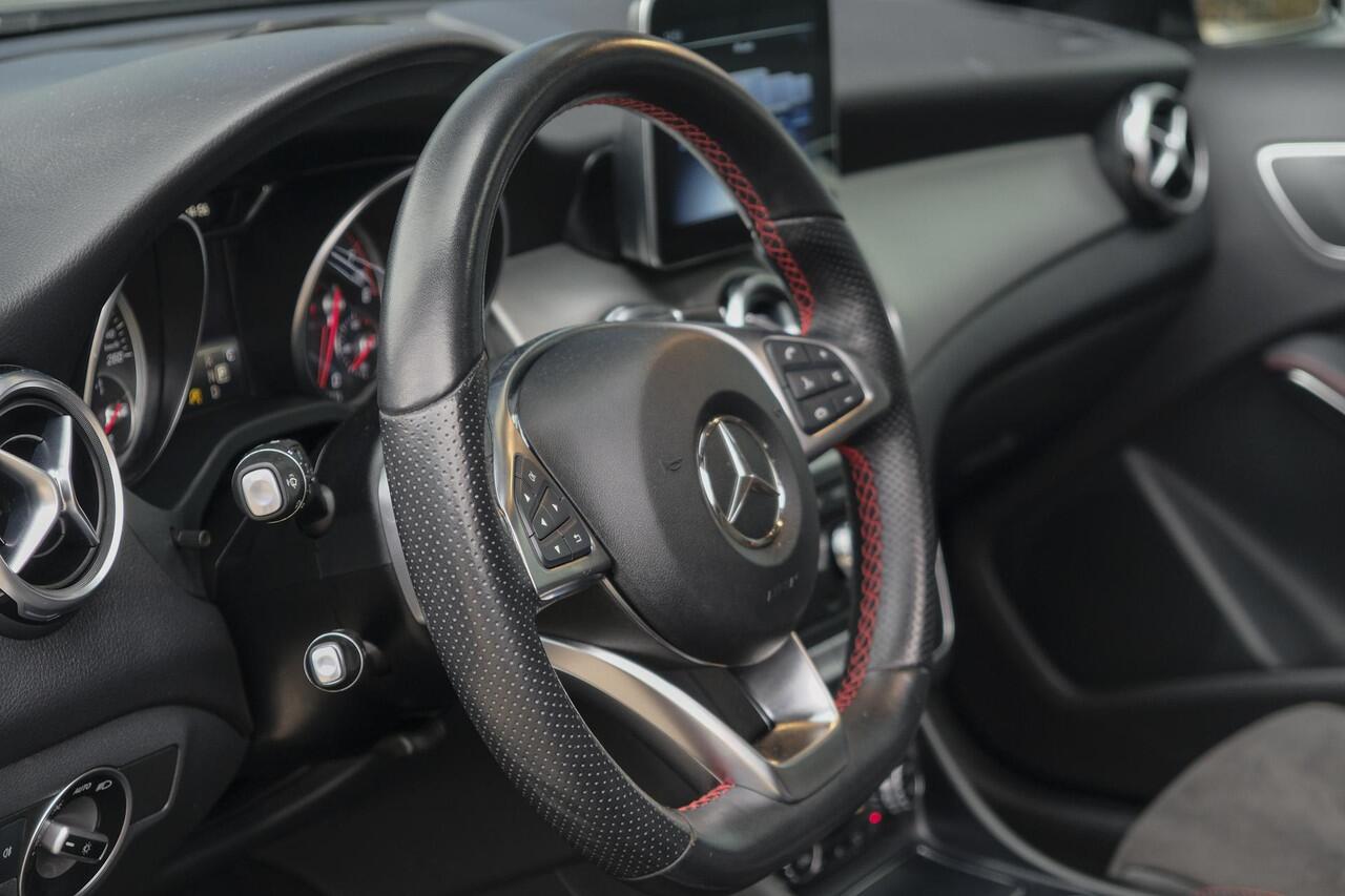 Mercedes-Benz GLA-KLASSE GLA180 AMG 122pk Panoramadak Night pakket Climate control Cruise control Trekhaak 19" LMV