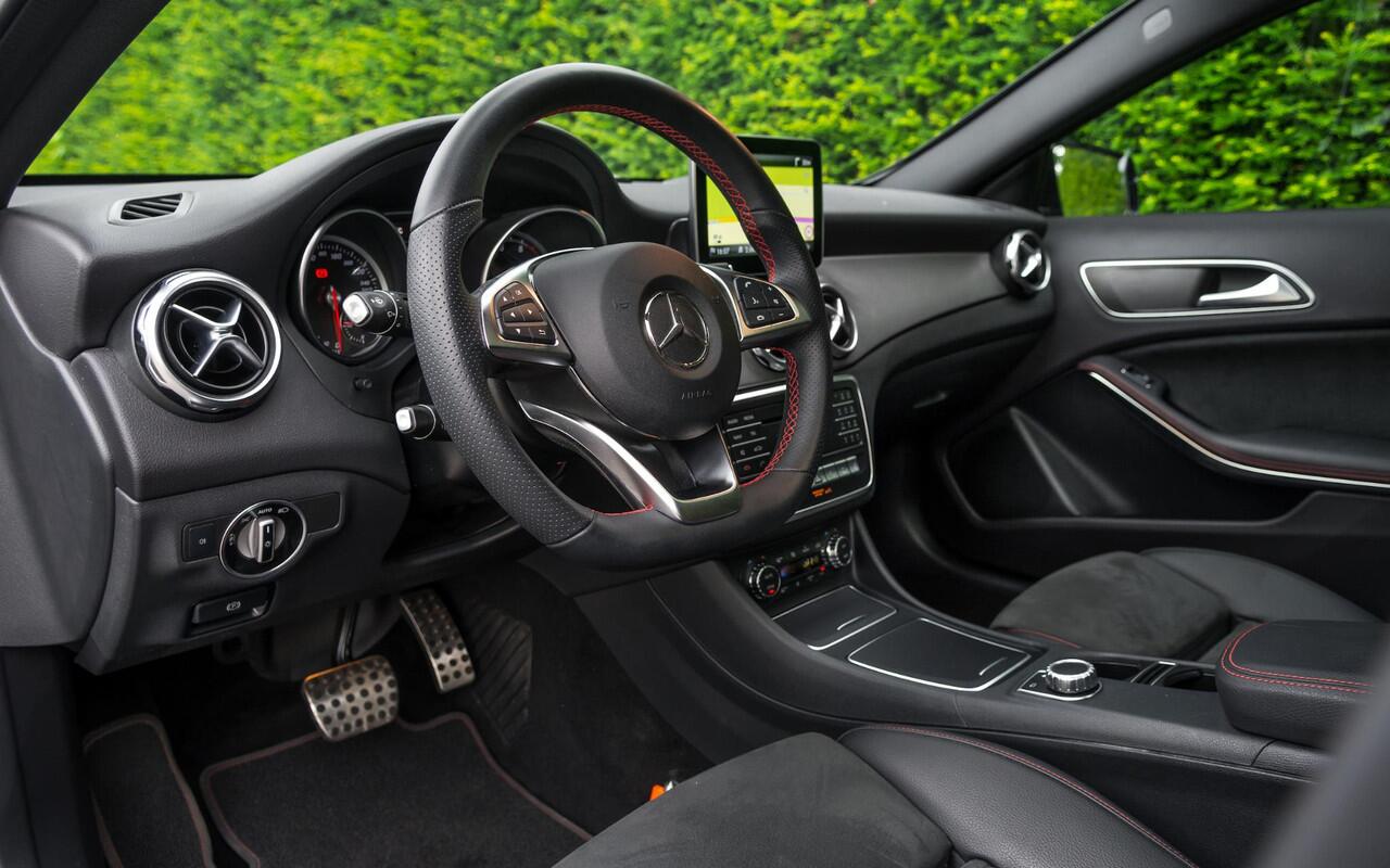 Mercedes-Benz GLA-KLASSE 180 AMG | Panorama | Night | 19" | LED | Camera | Comfort Sleutel