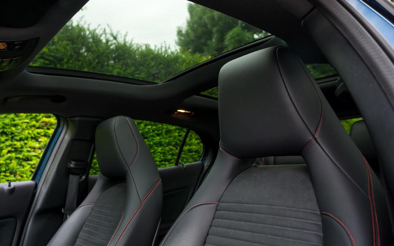 Mercedes-Benz GLA-KLASSE 180 AMG | Panorama | Night | 19" | LED | Camera | Comfort Sleutel