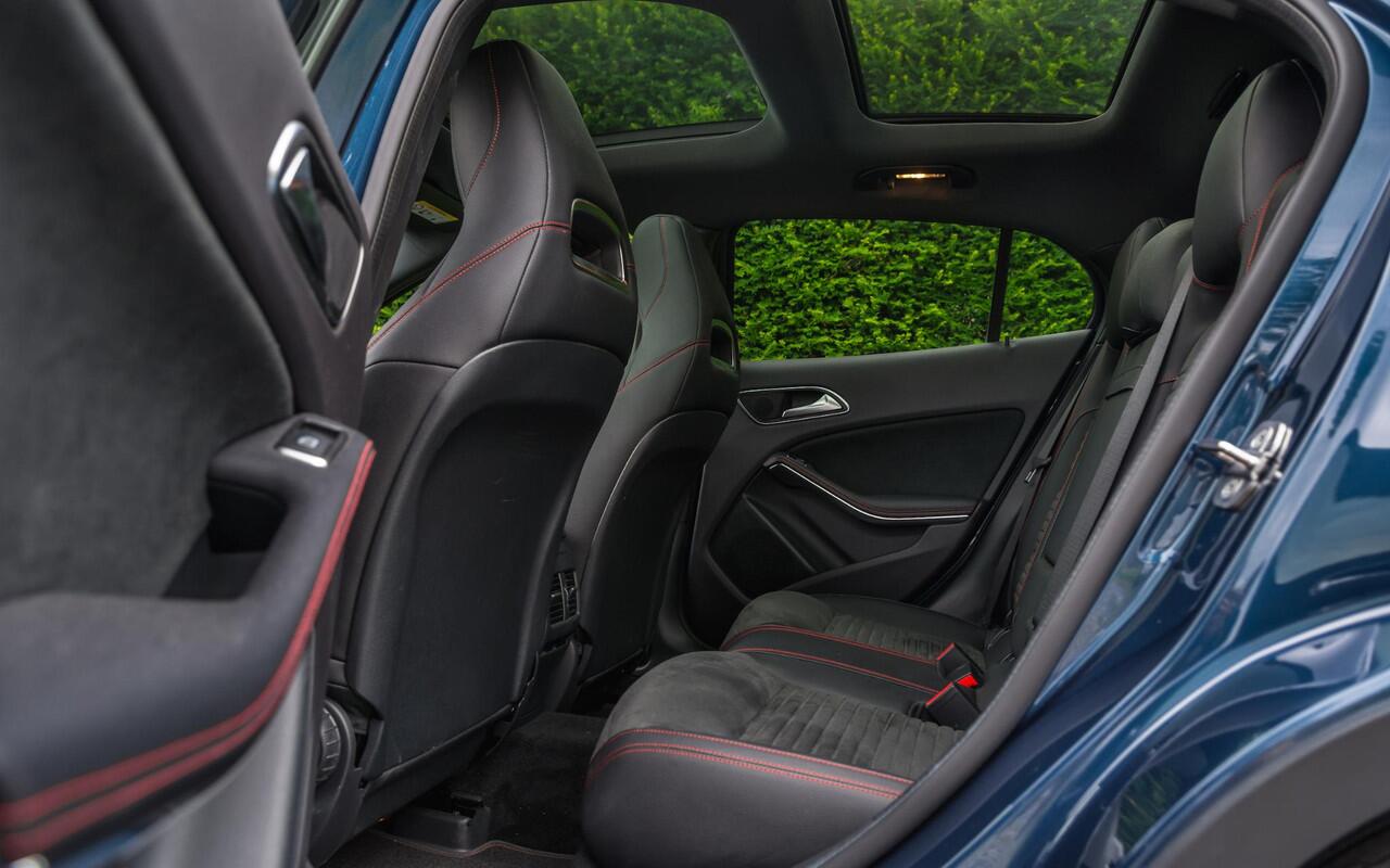 Mercedes-Benz GLA-KLASSE 180 AMG | Panorama | Night | 19" | LED | Camera | Comfort Sleutel