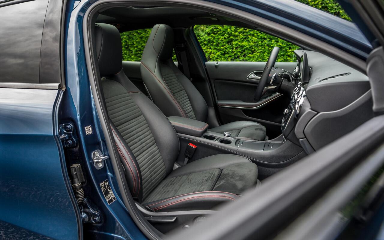 Mercedes-Benz GLA-KLASSE 180 AMG | Panorama | Night | 19" | LED | Camera | Comfort Sleutel