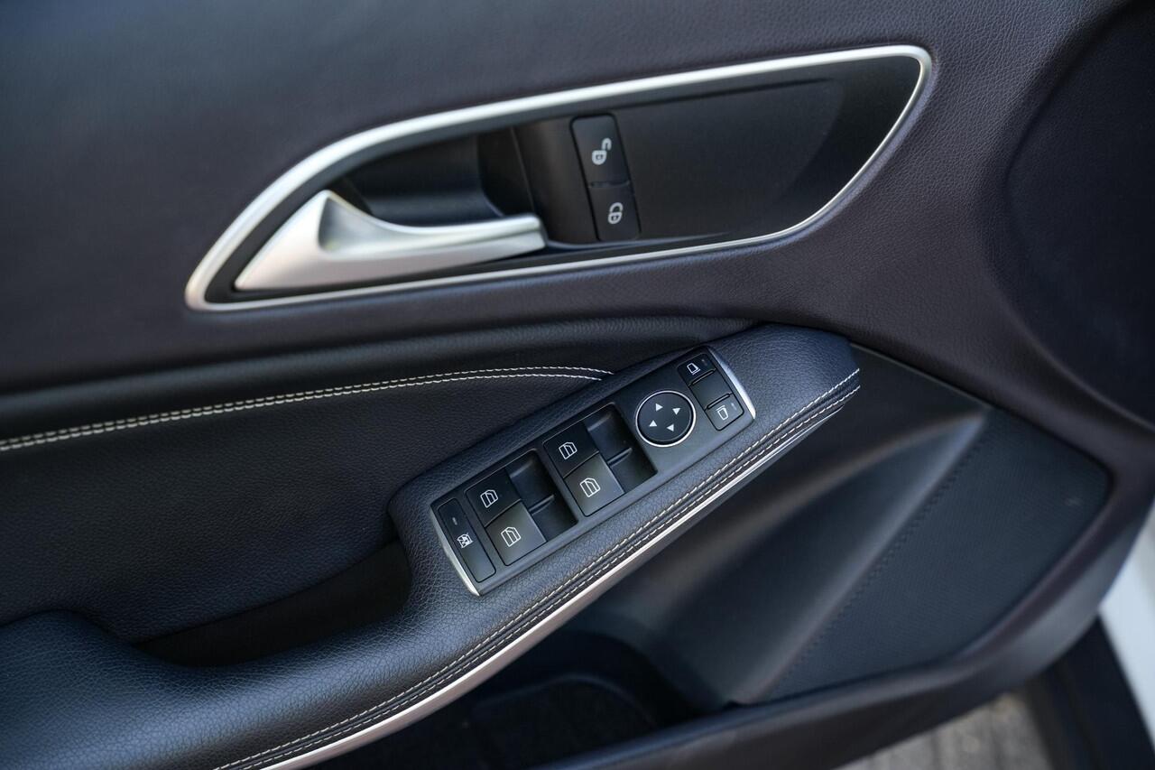 Mercedes-Benz GLA-KLASSE 180 Sport Edition Panoramadak Airco Stoelverw. PDC