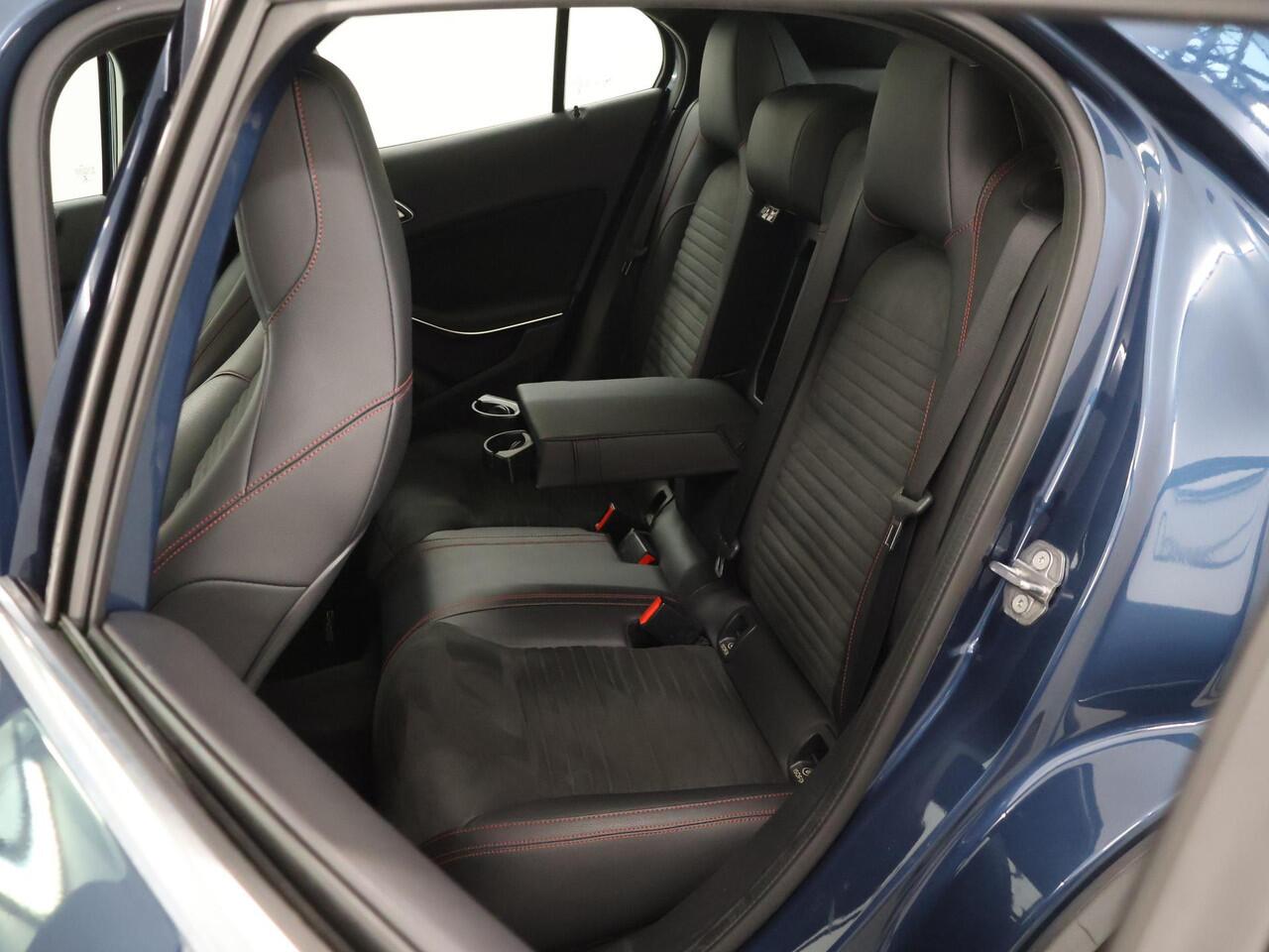 Mercedes-Benz GLA-KLASSE 180 Business Solution AMG | Panoramadak | 19" lichtmetalen velgen | Keyless | Achteruitrijcamera |