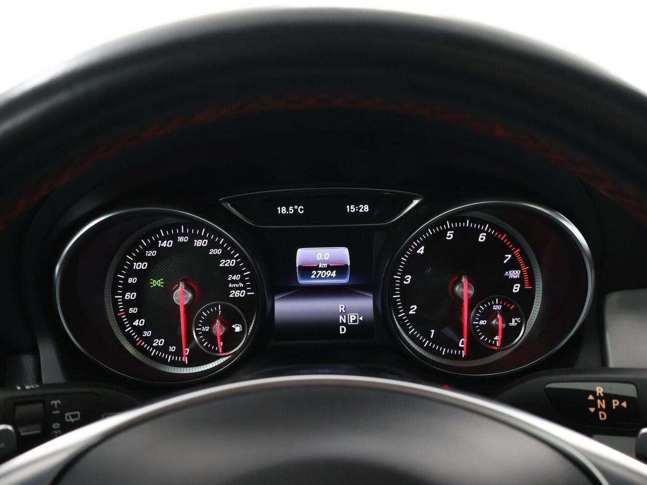 Mercedes-Benz GLA-KLASSE 180 Business Solution AMG | Panoramadak | 19" lichtmetalen velgen | Keyless | Achteruitrijcamera |