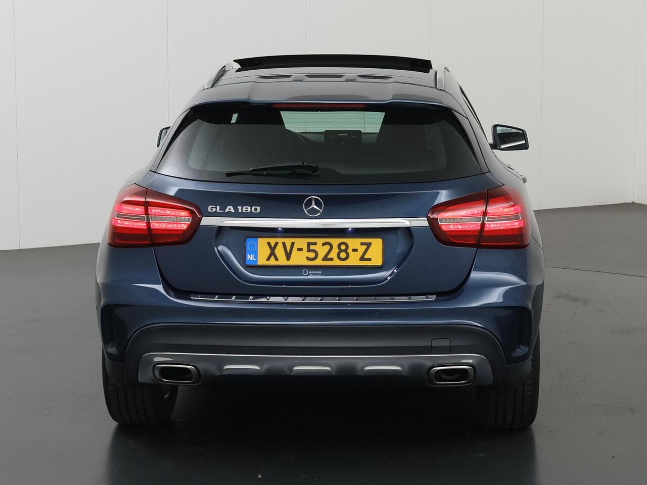 Mercedes-Benz GLA-KLASSE 180 Business Solution AMG | Panoramadak | 19" lichtmetalen velgen | Keyless | Achteruitrijcamera |