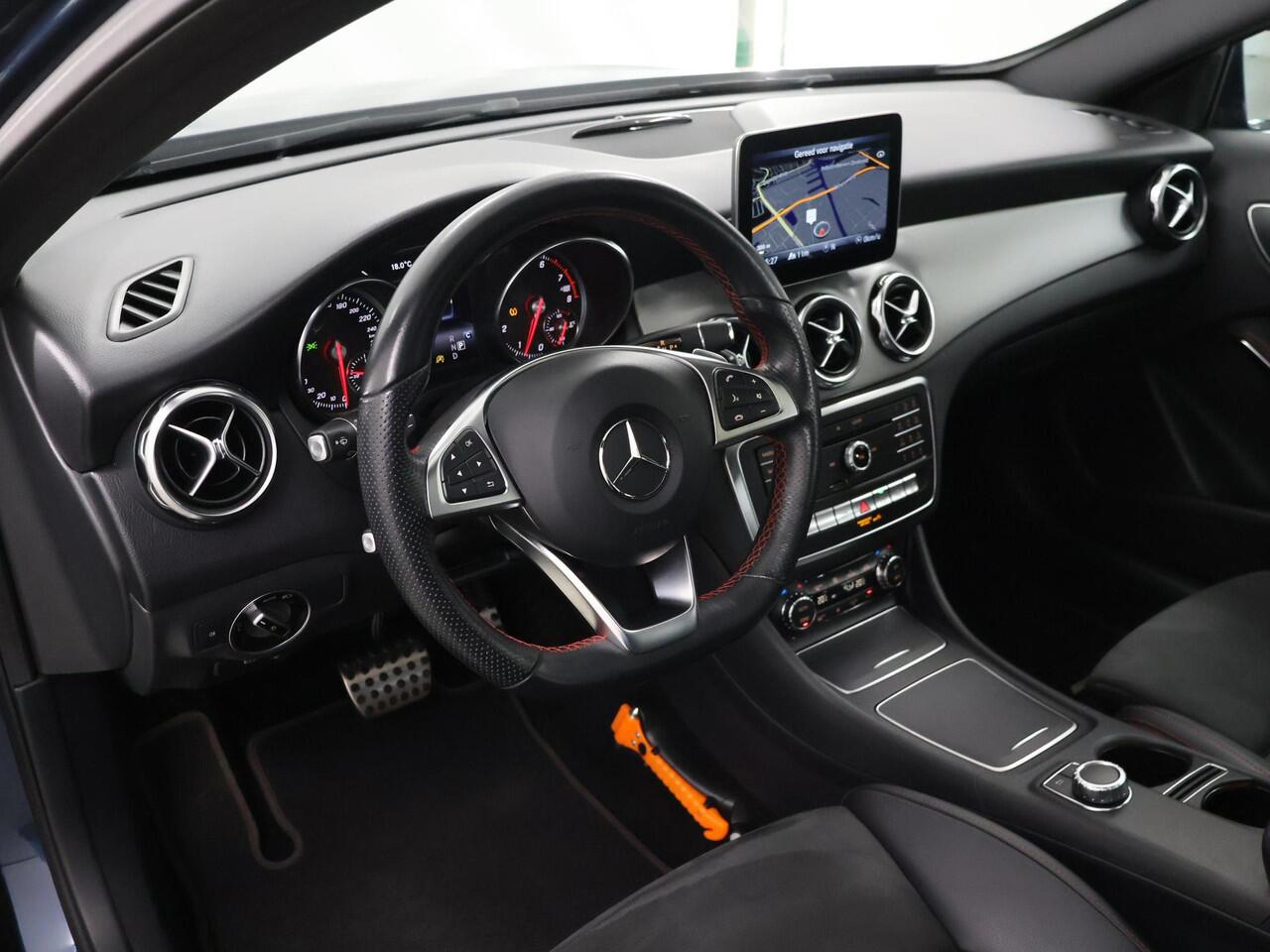 Mercedes-Benz GLA-KLASSE 180 Business Solution AMG | Panoramadak | 19" lichtmetalen velgen | Keyless | Achteruitrijcamera |