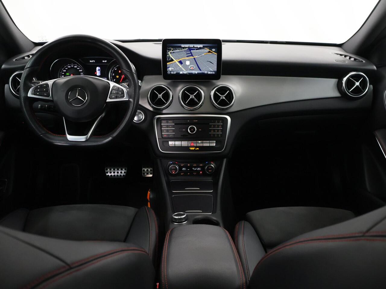 Mercedes-Benz GLA-KLASSE 180 Business Solution AMG | Panoramadak | 19" lichtmetalen velgen | Keyless | Achteruitrijcamera |