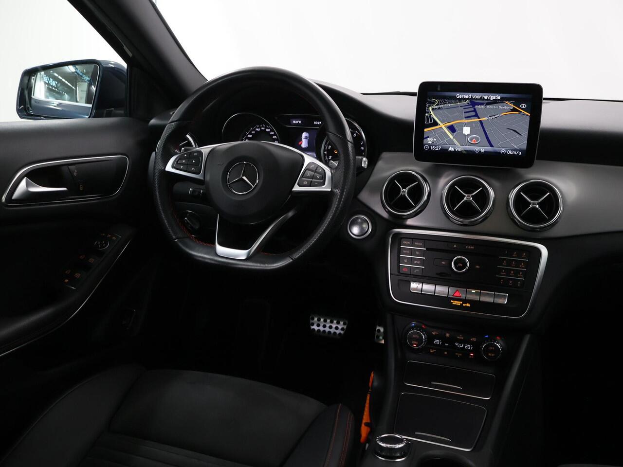 Mercedes-Benz GLA-KLASSE 180 Business Solution AMG | Panoramadak | 19" lichtmetalen velgen | Keyless | Achteruitrijcamera |